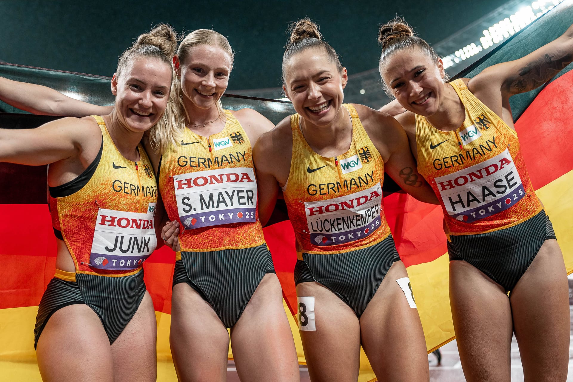 Jubel bei der deutschen Staffel: Das Quartett hat Bronze geholt.