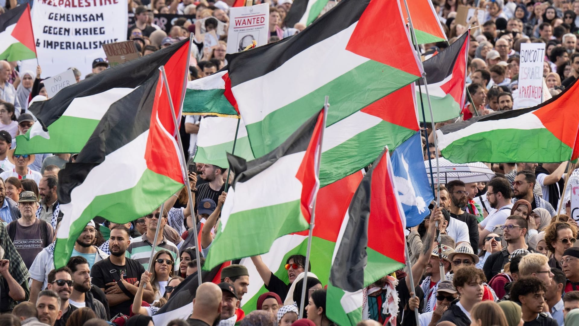 Demonstranten in Frankfurt: Mehrere Tausend Menschen beteiligen sich an der Demonstration "United 4 Gaza" zur Solidarität mit Palästinensern in der Innenstadt von Frankfurt.