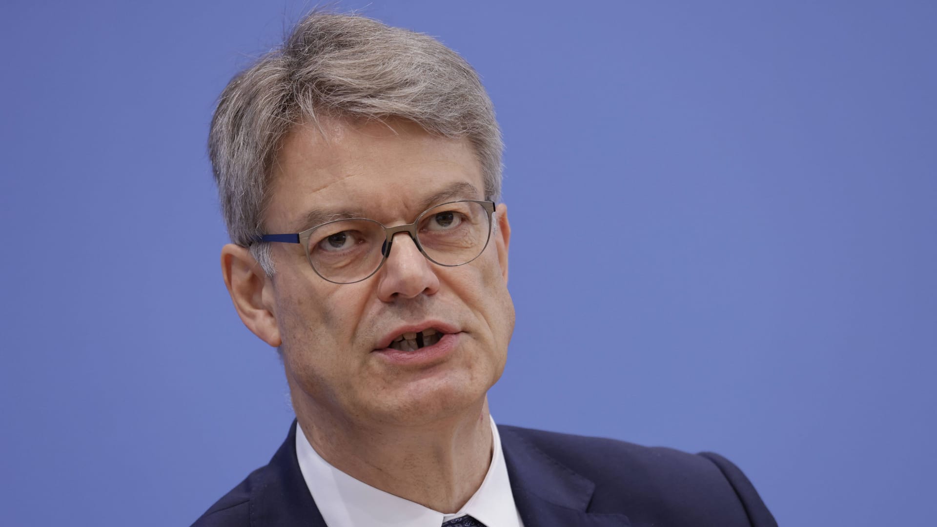 Patrick Schnieder: Der Bundesverkehrsminister musste wegen Kreislaufproblemen ins Krankenhaus gebracht werden. Patrick Schnieder: Der Bundesverkehrsminister musste wegen Kreislaufproblemen ins Krankenhaus gebracht werden.