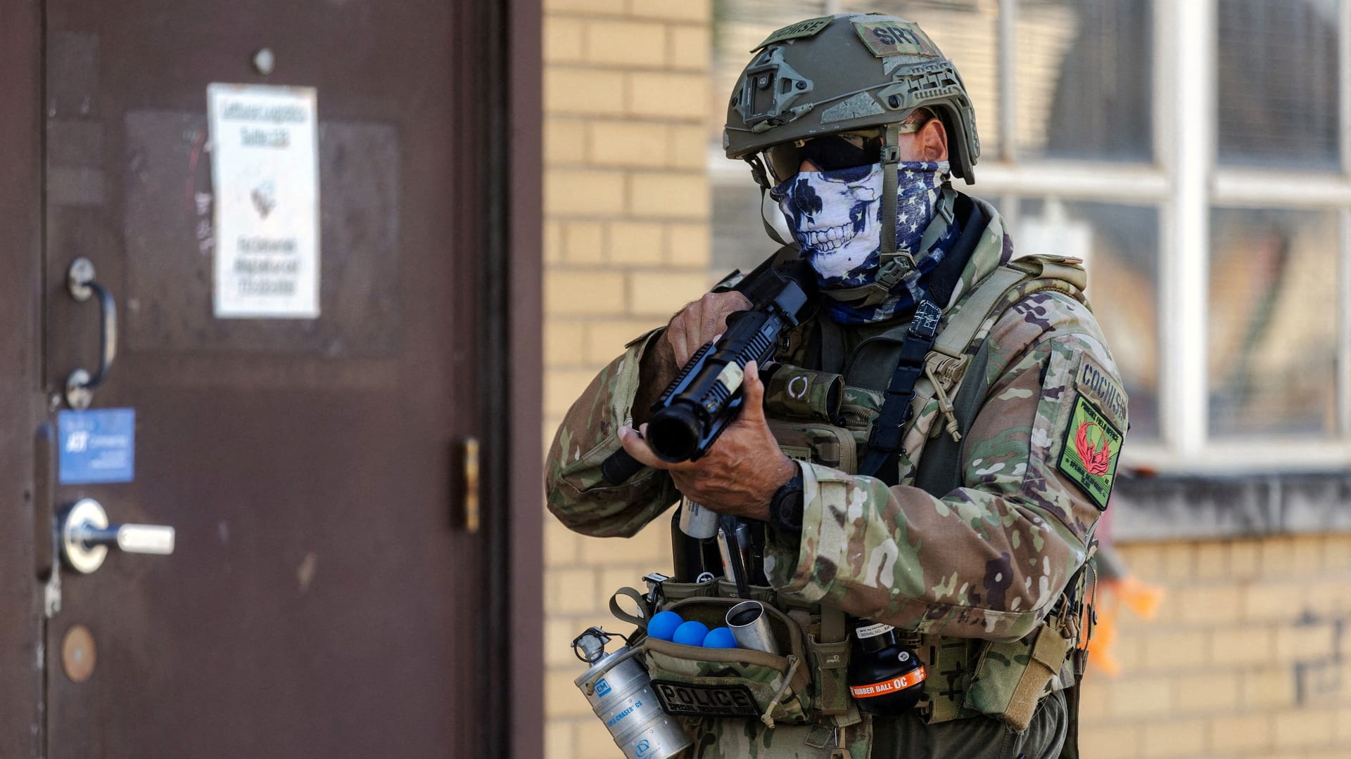 Maskiert und bewaffnet: Bundespolizist vor einem Gebäude der Abschiebebehörde ICE in Illinois.