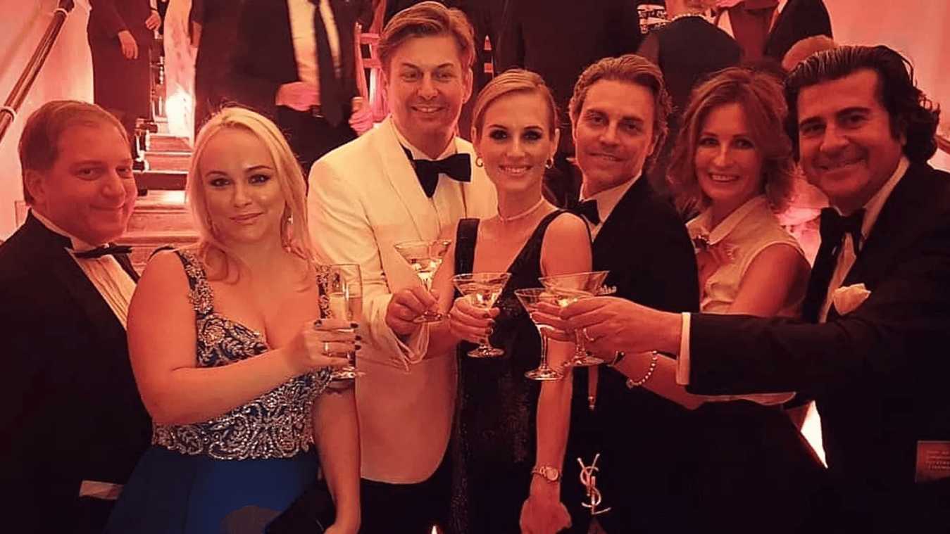 Treffen mit Krah beim Opernball in Sankt Petersburg, August 2019: Kurz zuvor hatte Voloshin (l.) einen EU-Parlamentarier bestochen, wie ein Prozess in Großbritannien zeigt. Treffen mit Krah beim Opernball in Sankt Petersburg, August 2019: Kurz zuvor hatte Voloshin (l.) einen EU-Parlamentarier bestochen, wie ein Prozess in Großbritannien zeigt.