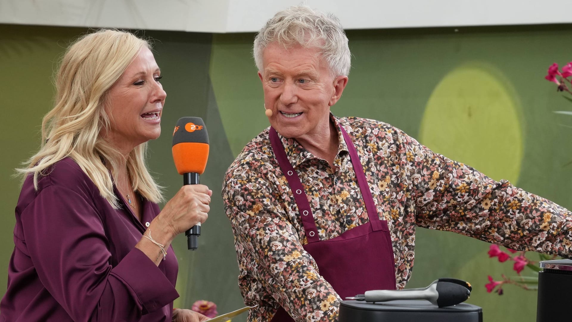 Andrea Kiewel und Armin Roßmeier: Sie stehen gemeinsam für den "Fernsehgarten" vor der Kamera. Andrea Kiewel und Armin Roßmeier: Sie stehen gemeinsam für den "Fernsehgarten" vor der Kamera.