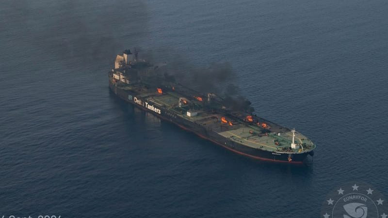 Am Montag wurde ein niederländischer Frachter im Golf von Aden von einer Rakete getroffen und schwer beschädigt. Am Montag wurde ein niederländischer Frachter im Golf von Aden von einer Rakete getroffen und schwer beschädigt.