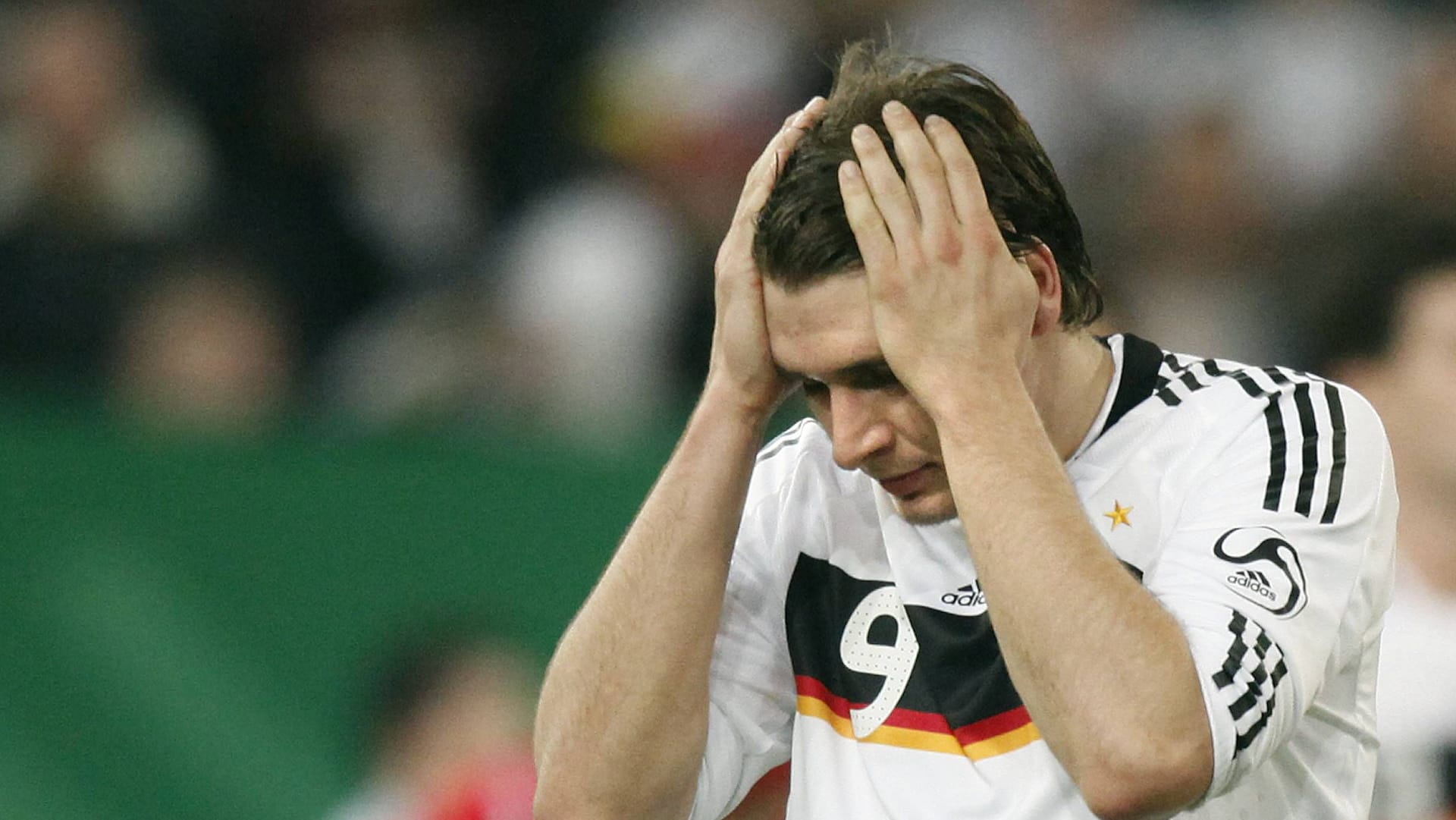 Patrick Helmes rauft sich die Haare: Die ehemalige deutsche Sturmhoffnung wurde in ihrer Karriere immer wieder von Verletzungen ausgebremst.