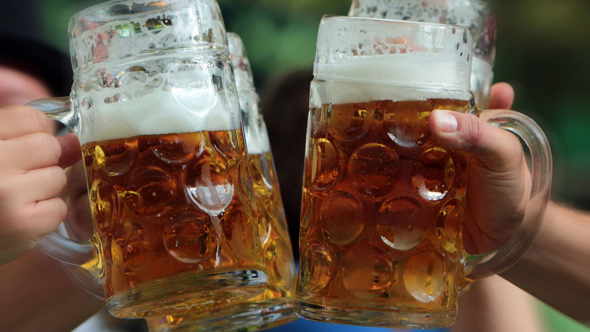 Gemeinsames Zuprosten mit einer Maß Bier (Symbolbild): Gemeinsames Zuprosten mit einer Maß Bier (Symbolbild):