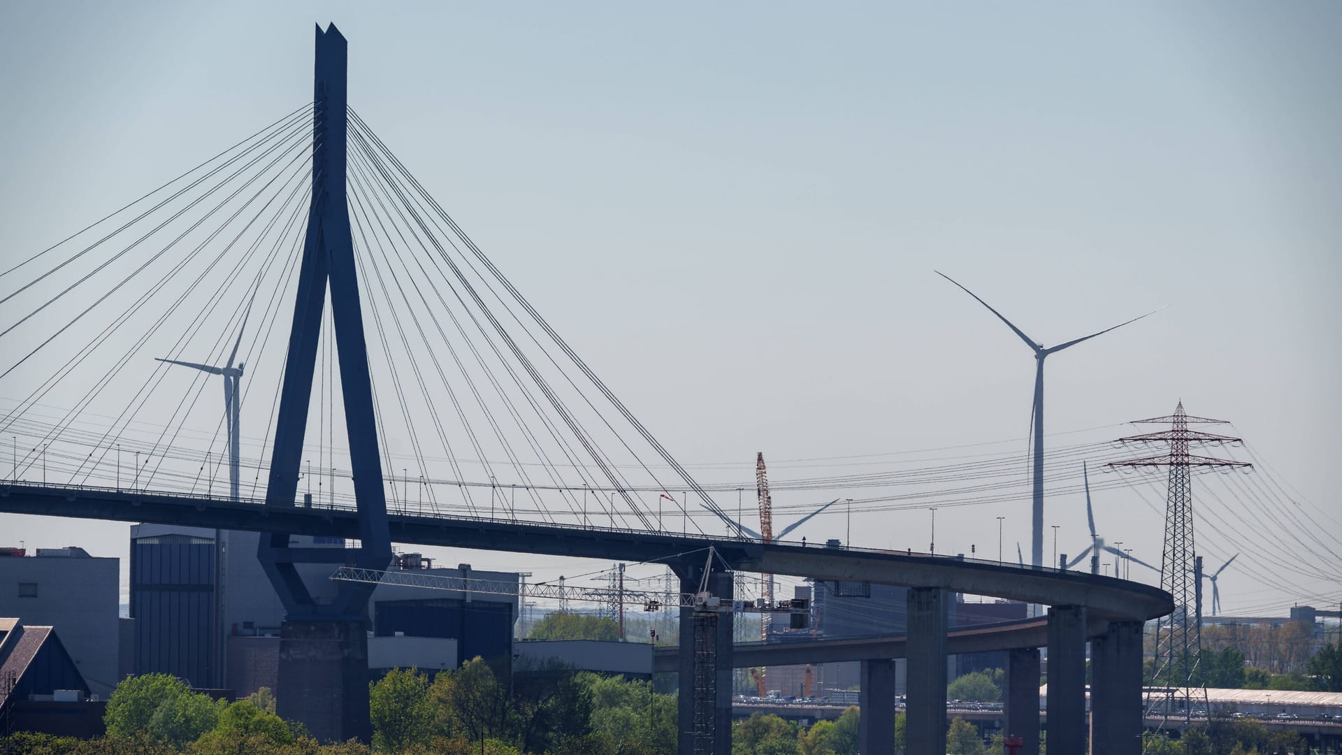 Die Köhlbrandbrücke im Hamburger Hafen: Das marode Bauwerk bleibt noch bis in die 2040er-Jahre in Betrieb. Die Köhlbrandbrücke im Hamburger Hafen: Das marode Bauwerk bleibt noch bis in die 2040er-Jahre in Betrieb.
