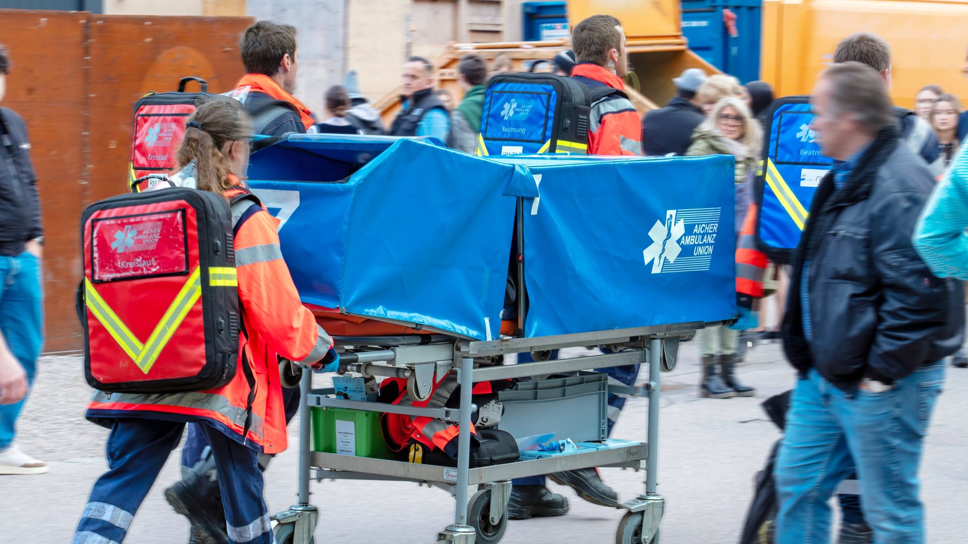 Wiesn-Sanitäter im Einsatz auf dem Oktoberfest (Symbolbild): Für eine etwa 70 Jahre alte Schaustellerin kam jede Hilfe zu spät. Wiesn-Sanitäter im Einsatz auf dem Oktoberfest (Symbolbild): Für eine etwa 70 Jahre alte Schaustellerin kam jede Hilfe zu spät.