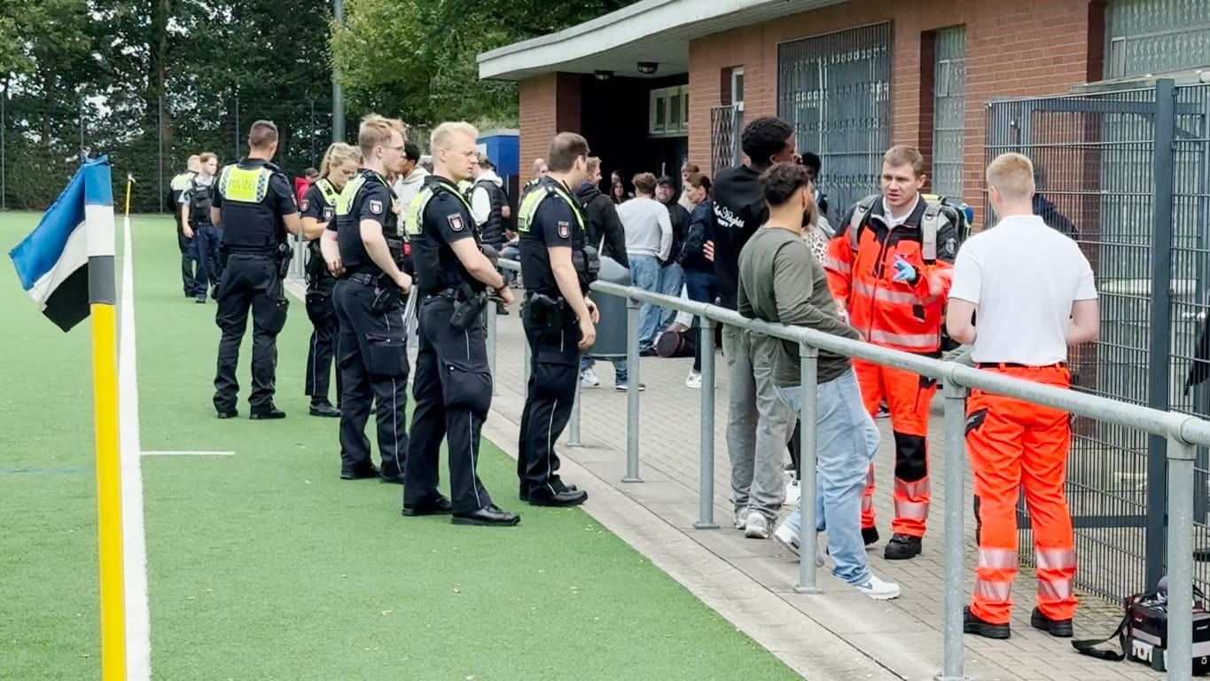 Polizei- und Rettungskräfte am Sportplatz Wilstorfer Höh: Mehrere Spieler mussten behandelt werden.