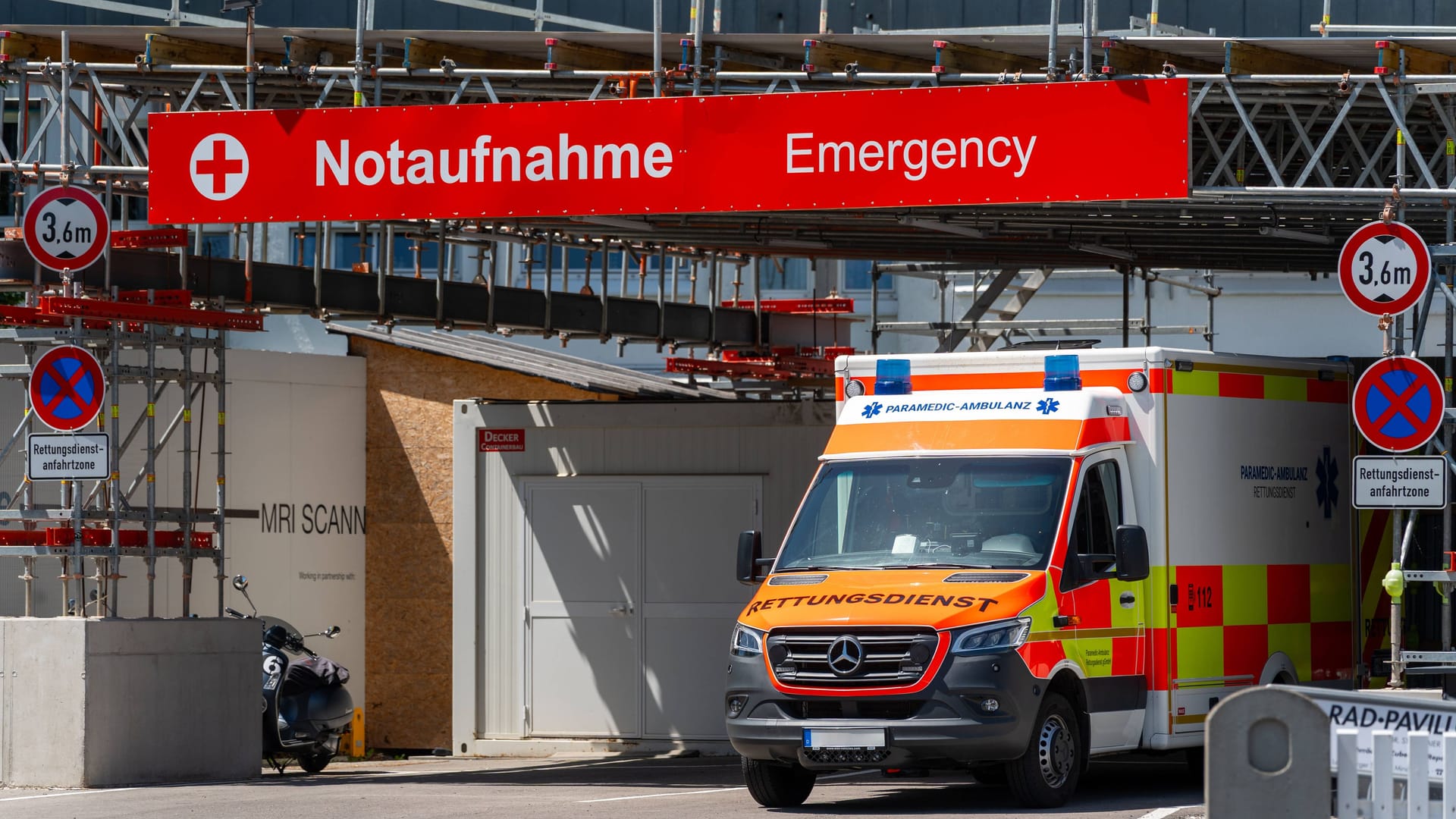 Ein Rettungswagen vor einer Notaufnahme (Symbolfoto): In der Region Hannover stoßen Kliniken an ihre Grenzen.