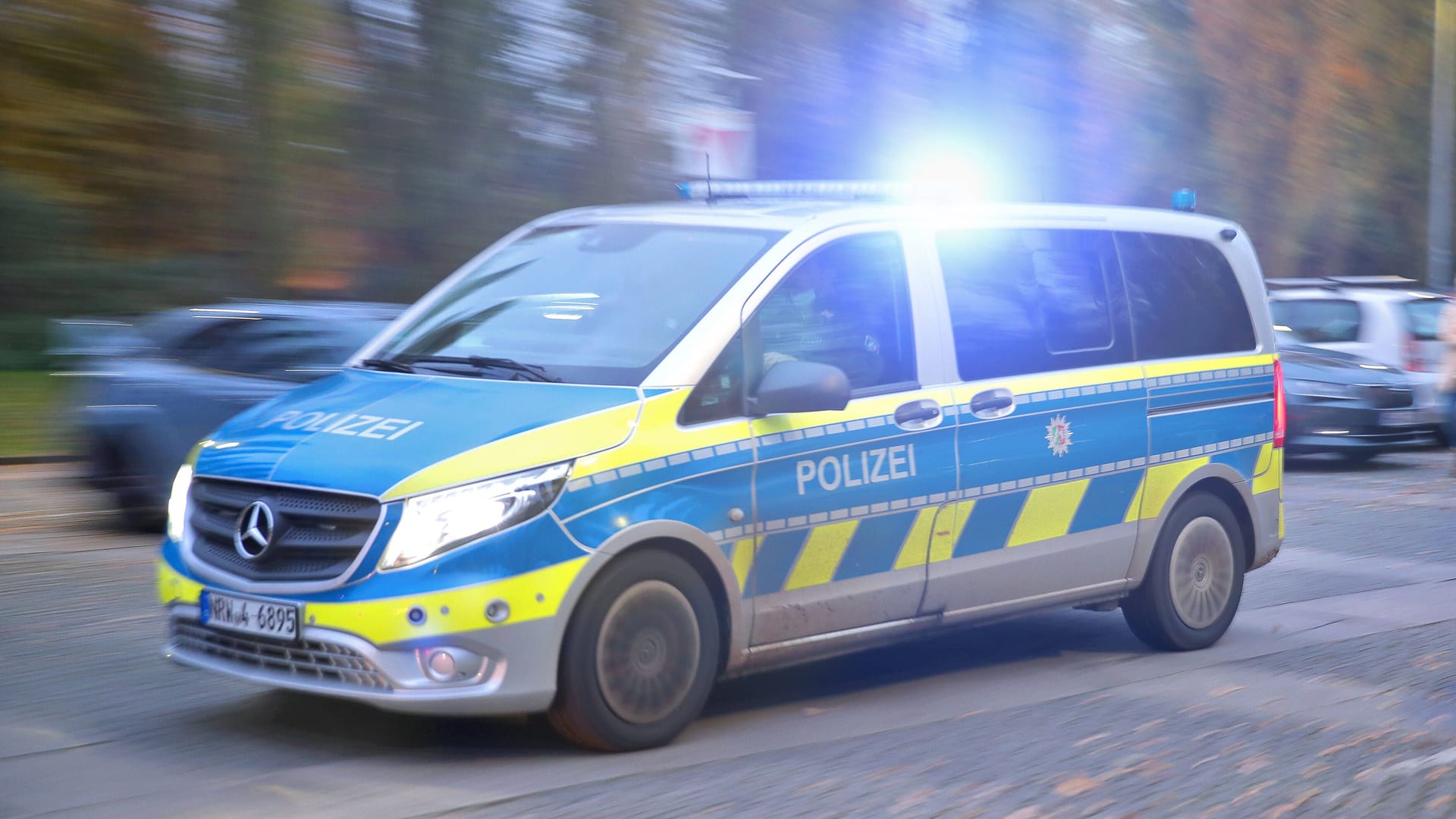 Ein Einsatzwagen der Polizei (Symbolbild): Nach einer Fahndung konnten die Beamten einen Tatverdächtigen im Westerwald stellen. Ein Einsatzwagen der Polizei (Symbolbild): Nach einer Fahndung konnten die Beamten einen Tatverdächtigen im Westerwald stellen.