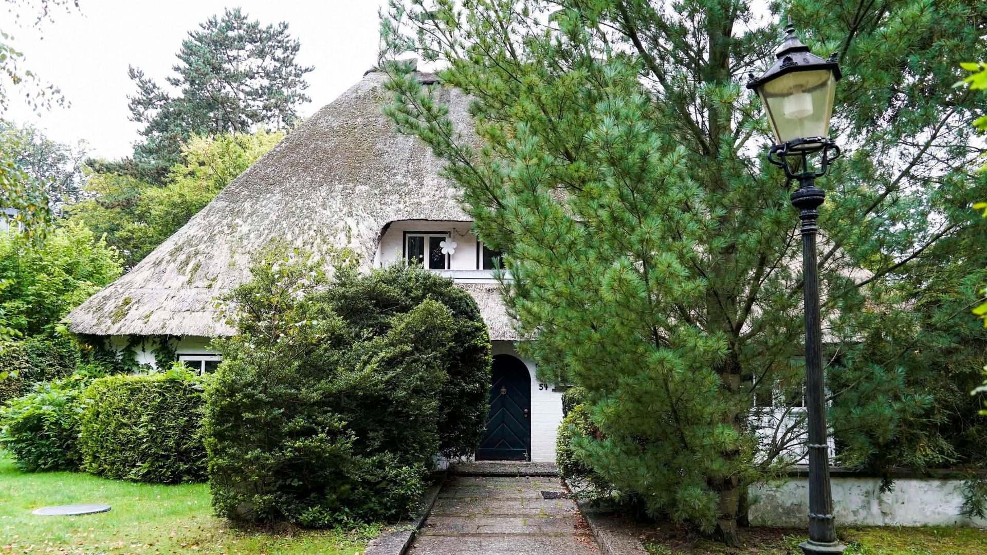 Freddy Quinns Villa in Hamburg-Poppenbüttel: Das Reetdachhaus am Alsterlauf steht seit über einem Jahr zum Verkauf.