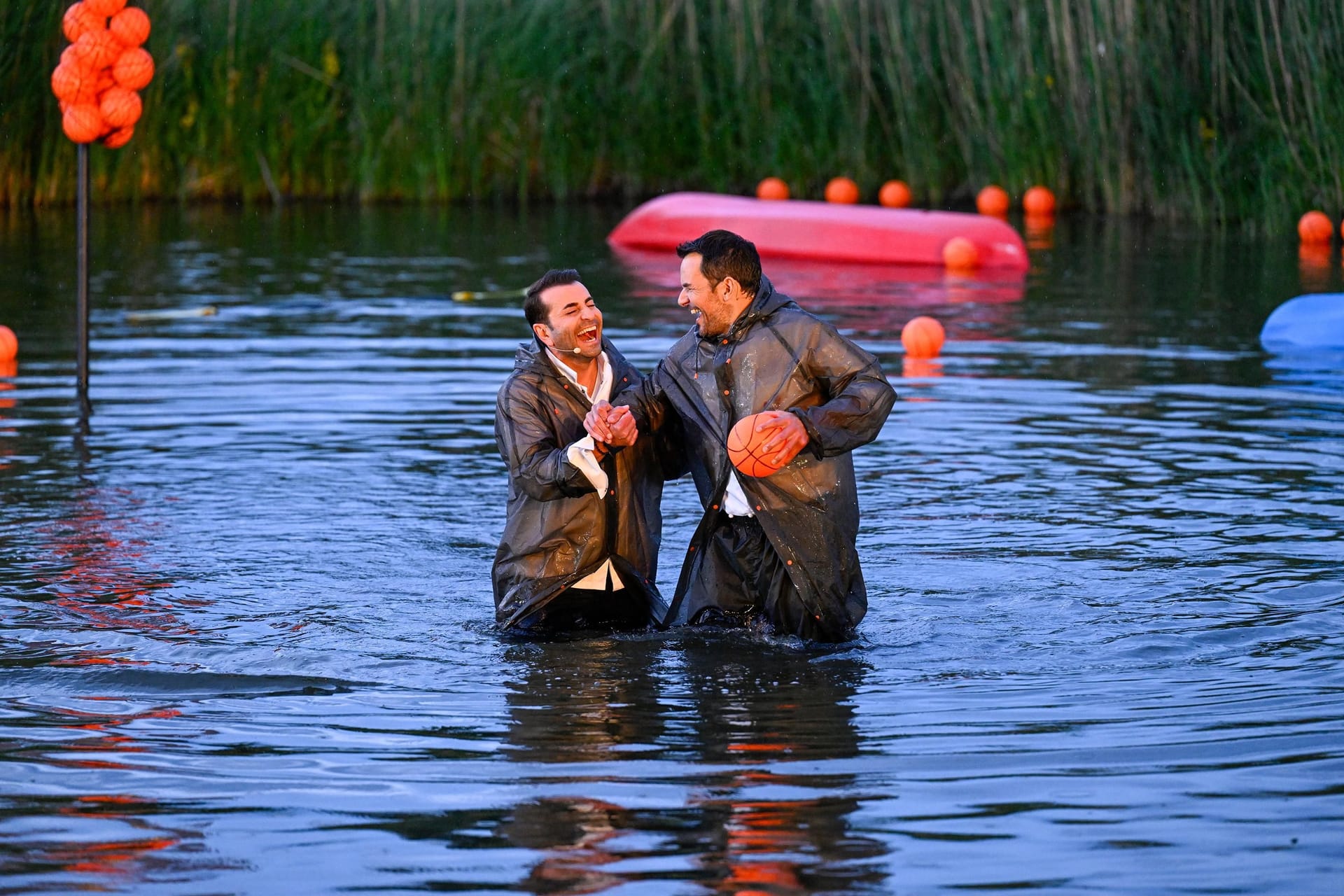 Ali Güngörmüs und Steffen Henssler: Die beiden fielen ins Wasser. Ali Güngörmüs und Steffen Henssler: Die beiden fielen ins Wasser.