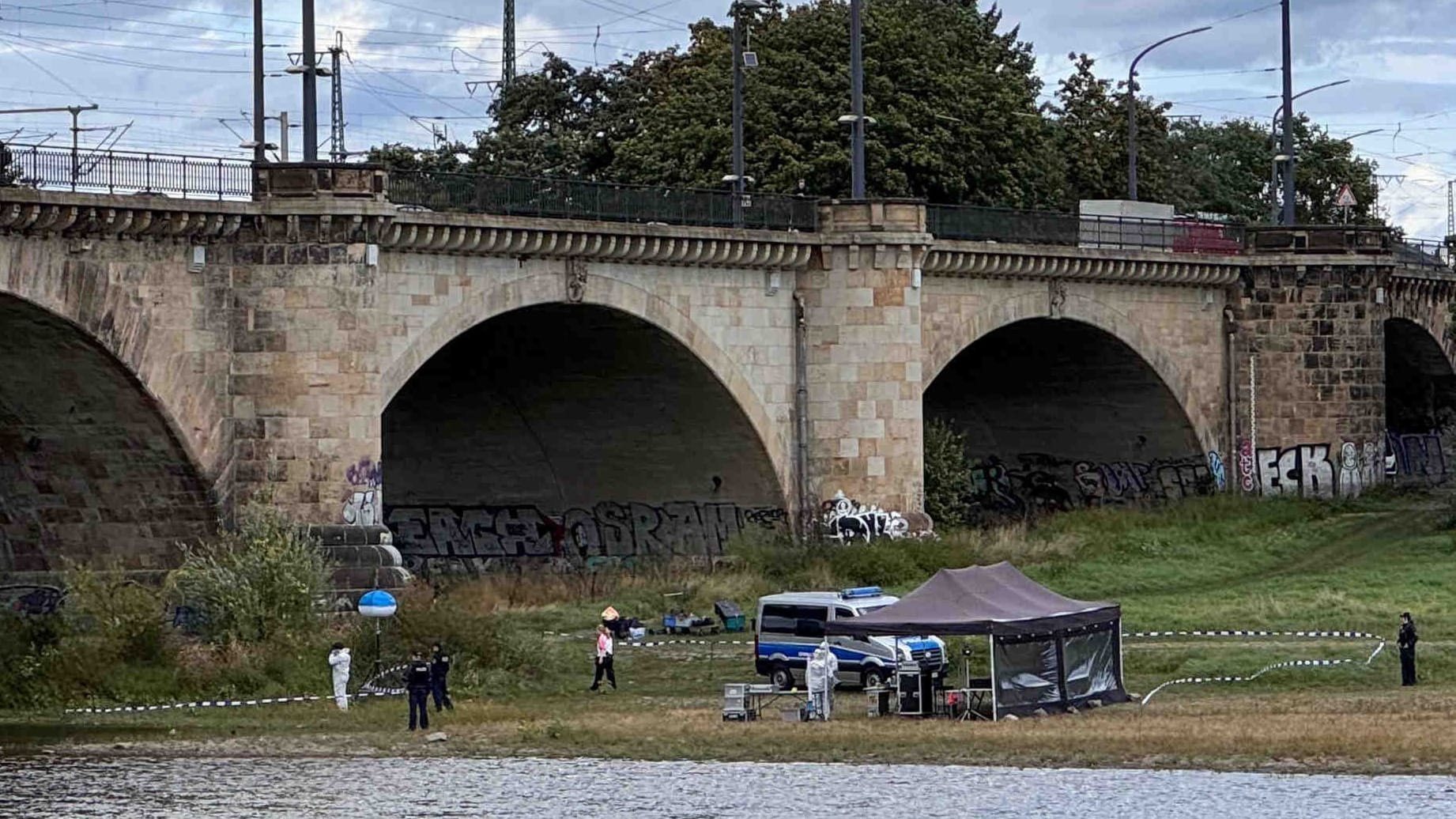 Kein echter Tatort: Die Szene an der Marienbrücke gehörte zu den Dreharbeiten für die beliebte Krimireihe. Kein echter Tatort: Die Szene an der Marienbrücke gehörte zu den Dreharbeiten für die beliebte Krimireihe.