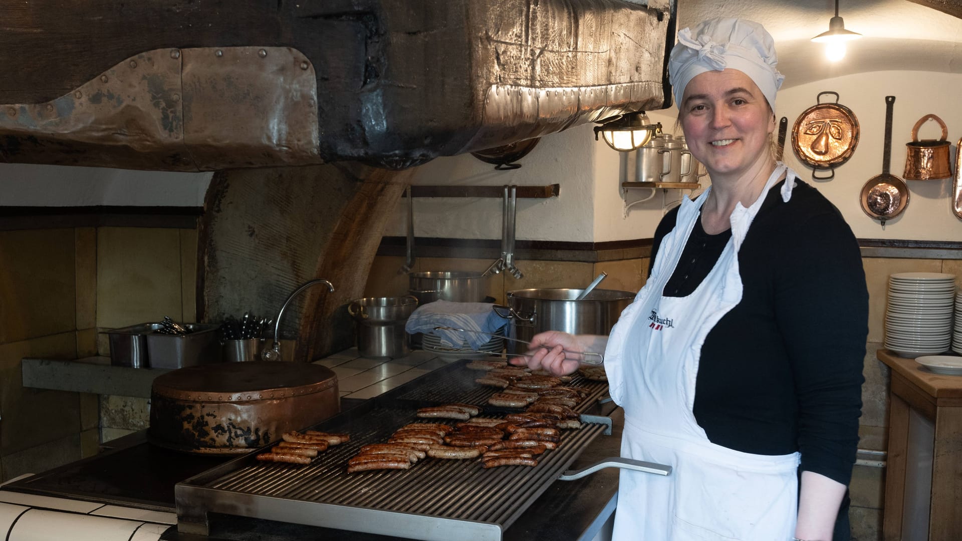 In der Wurstkuchl in Regensburg werden seit 500 Jahren Würste gebraten.