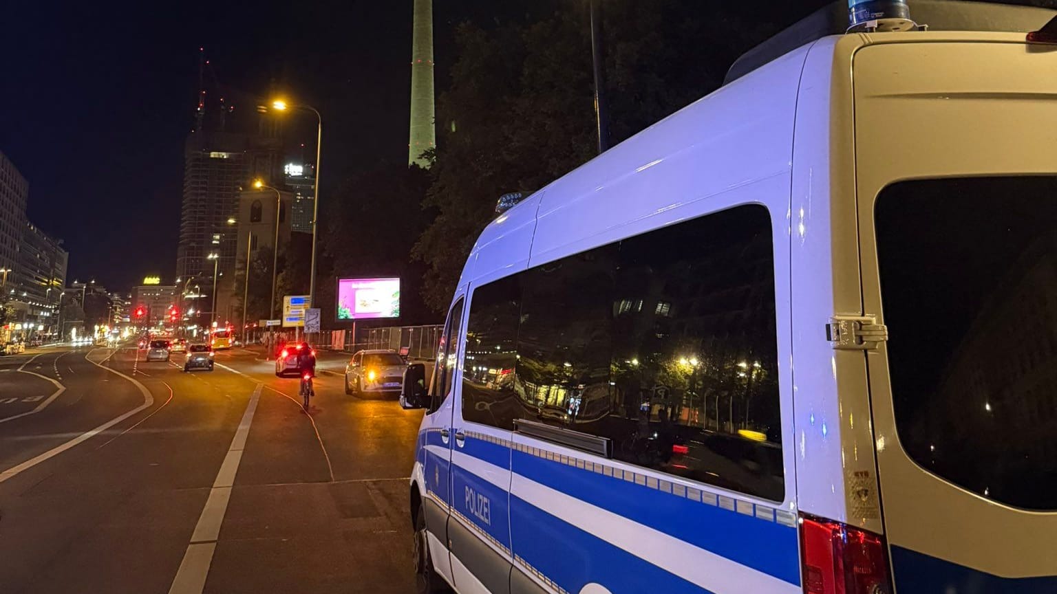 Polizeiwagen in Mitte: An der Karl-Liebknecht-Brücke ist ein Mann mit einem Messer verletzt worden. Polizeiwagen in Mitte: An der Karl-Liebknecht-Brücke ist ein Mann mit einem Messer verletzt worden.