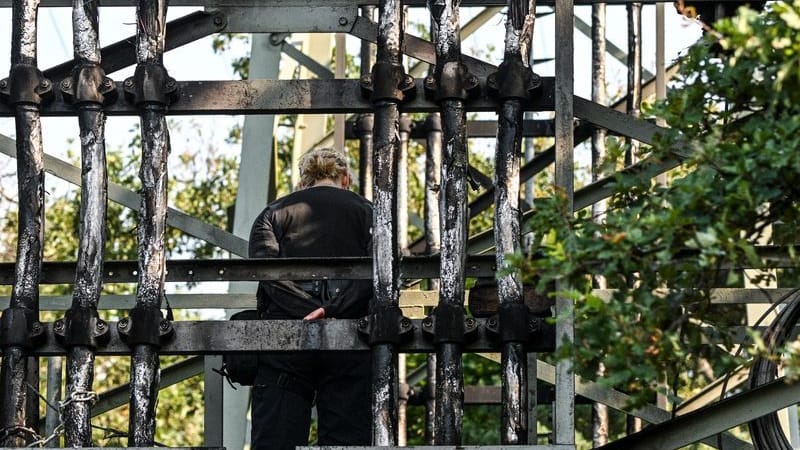 Der beschädigte Strommast im Königsheideweg: Der Stromausfall im Südosten der Stadt hat massive Auswirkungen unter anderem auf den Verkehr. Der beschädigte Strommast im Königsheideweg: Der Stromausfall im Südosten der Stadt hat massive Auswirkungen unter anderem auf den Verkehr.