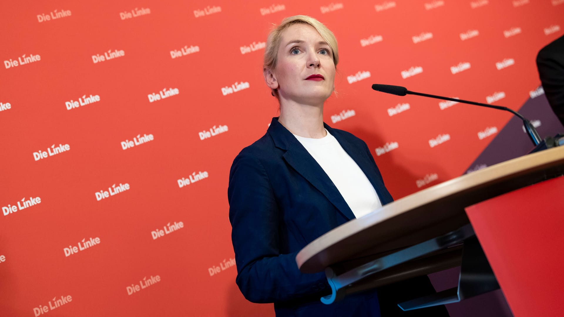 Linke-Politikerin Ines Schwerdtner bei einer Pressekonferenz.
