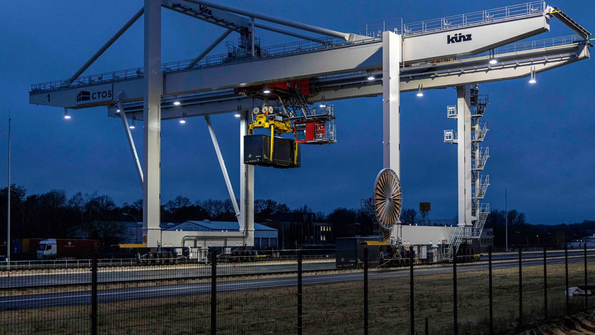 V Osnabrücku ladja trčila v most, kapitan poškodovan