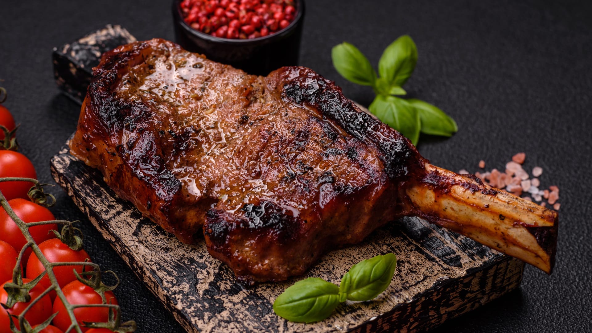 Ein Tomahawk-Steak: Die Portion im Käfer-Zelt soll für bis zu fünf Personen reichen.