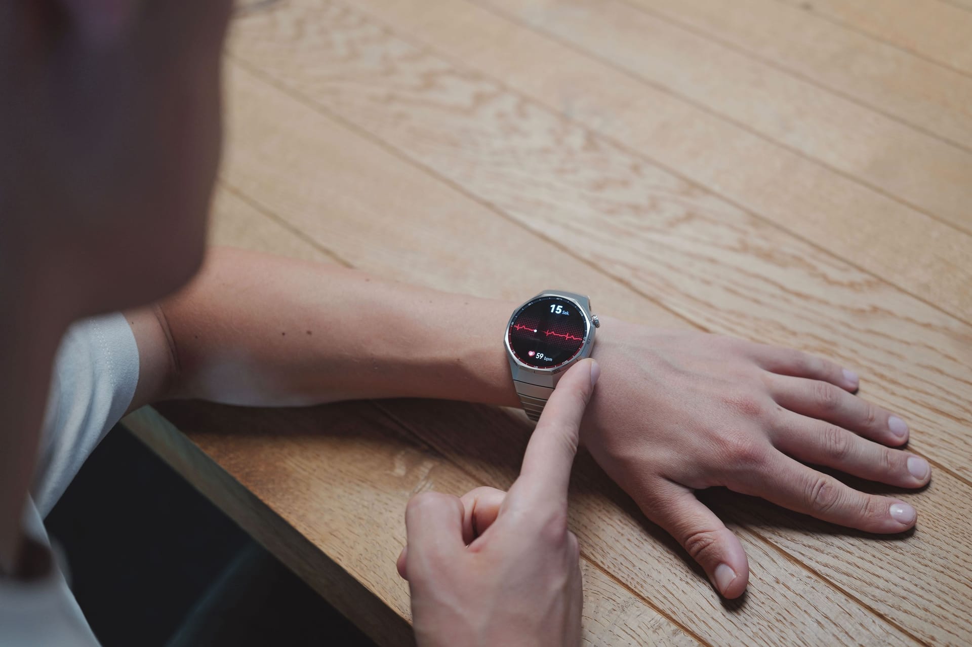 Die Sensoren können neben dem Herzschlag auch Hauttemperatur und Blutsauerstoff messen. Eine EKG-Messung ist ebenfalls möglich. Die Sensoren können neben dem Herzschlag auch Hauttemperatur und Blutsauerstoff messen. Eine EKG-Messung ist ebenfalls möglich.