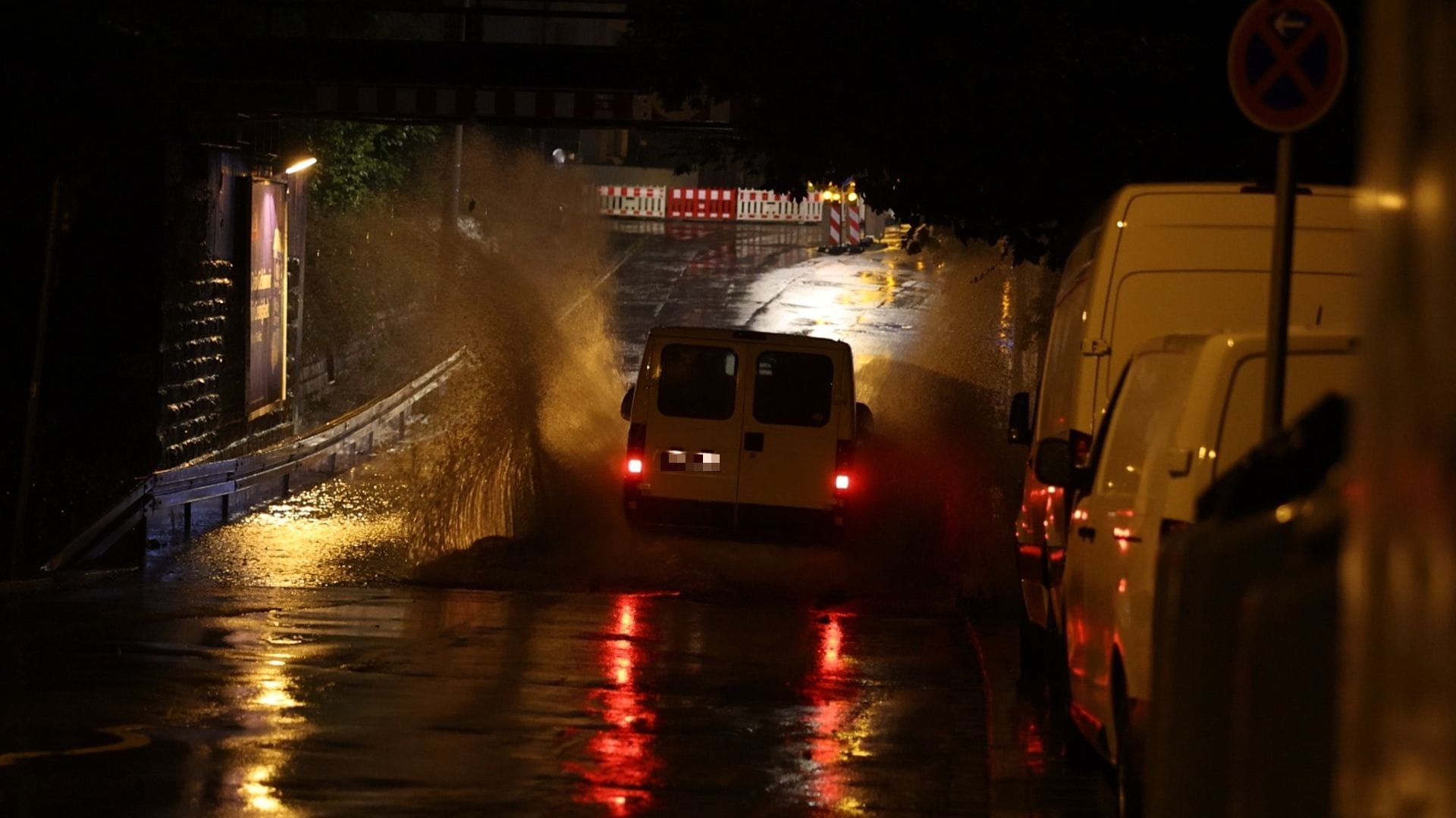 Ein Transporter bleibt in der überfluteten Unterführung in der Zerzabelshofstraße stecken: Bei Unwettern passiert das immer wieder. Ein Transporter bleibt in der überfluteten Unterführung in der Zerzabelshofstraße stecken: Bei Unwettern passiert das immer wieder.