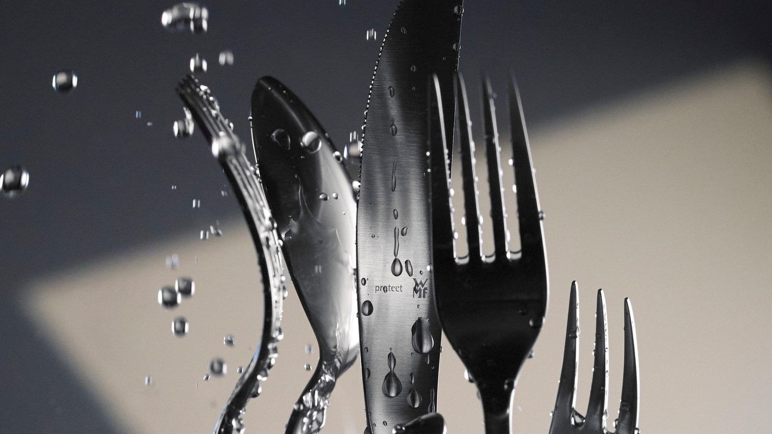 Das Besteckset von WMF besteht aus rostfreiem Edelstahl