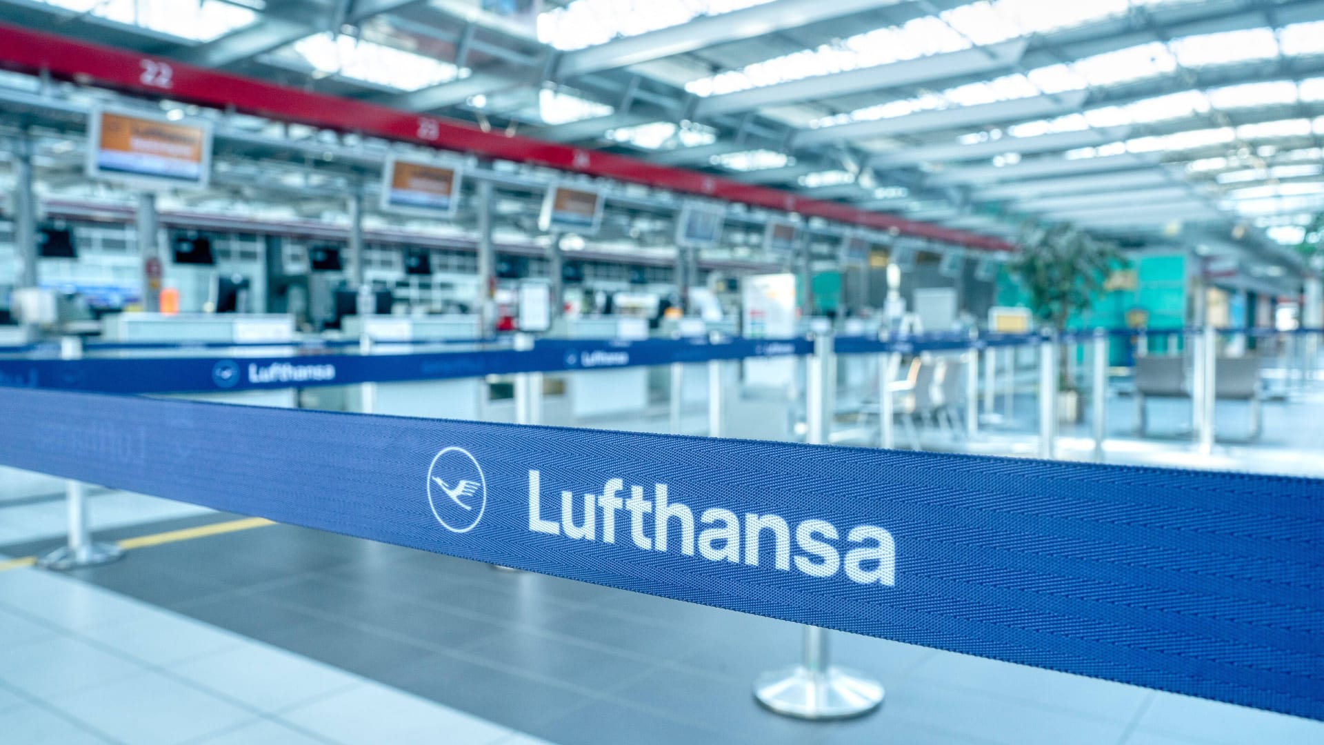 Der Schriftzug Lufthansa ist auf einem Band im Flughafen Dresden zu lesen (Archivbild): Auf Anfrage betonte Lufthansa, dass über konkrete Kürzungen im Sommerflugplan 2026 noch nicht entschieden sei. Der Schriftzug Lufthansa ist auf einem Band im Flughafen Dresden zu lesen (Archivbild): Auf Anfrage betonte Lufthansa, dass über konkrete Kürzungen im Sommerflugplan 2026 noch nicht entschieden sei.