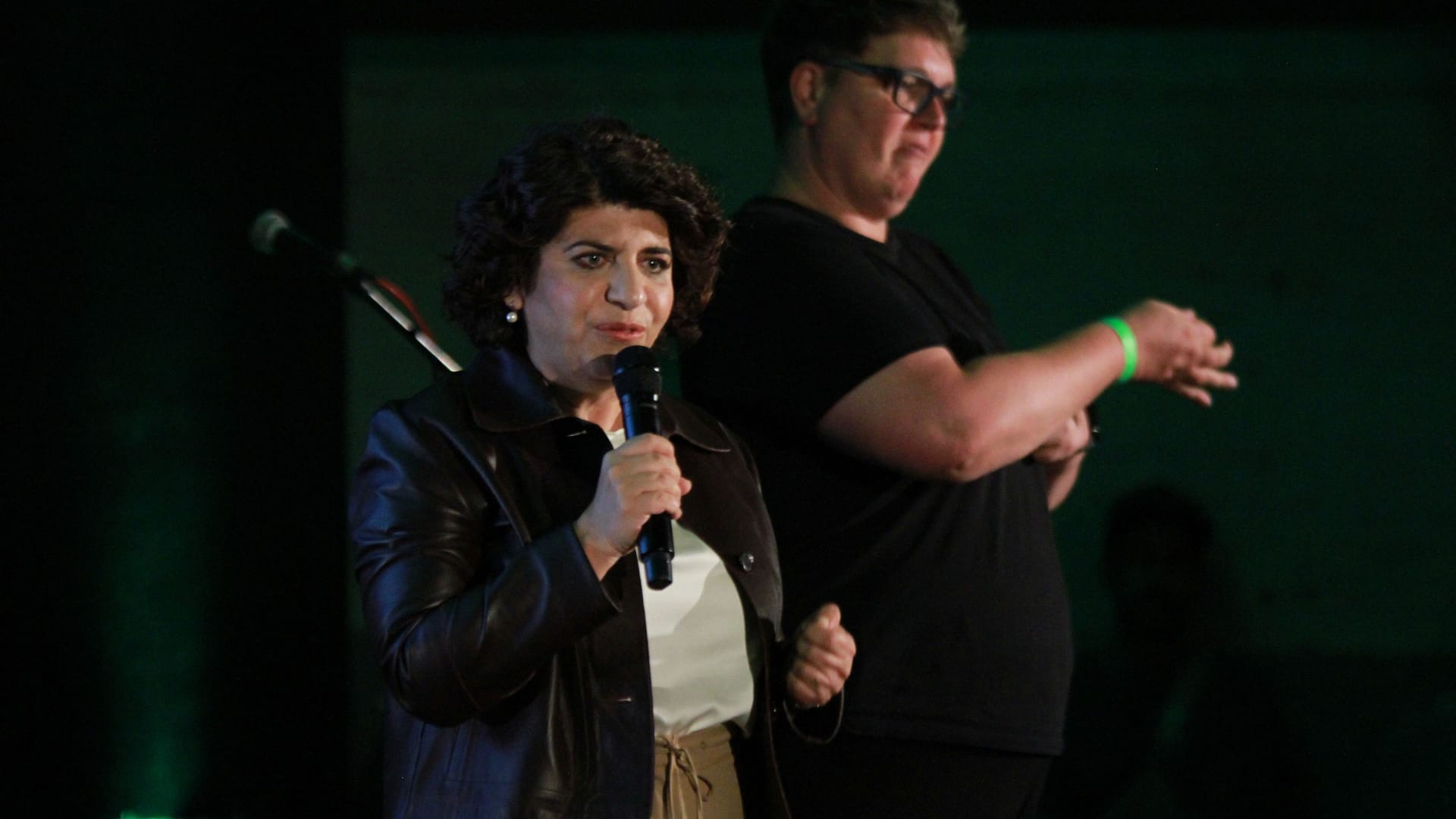 Die Kölner OB-Kandidatin Berîvan Aymaz ließ sich einen kurzen Auftritt nicht nehmen, obwohl sie gesundheitlich angeschlagen war.