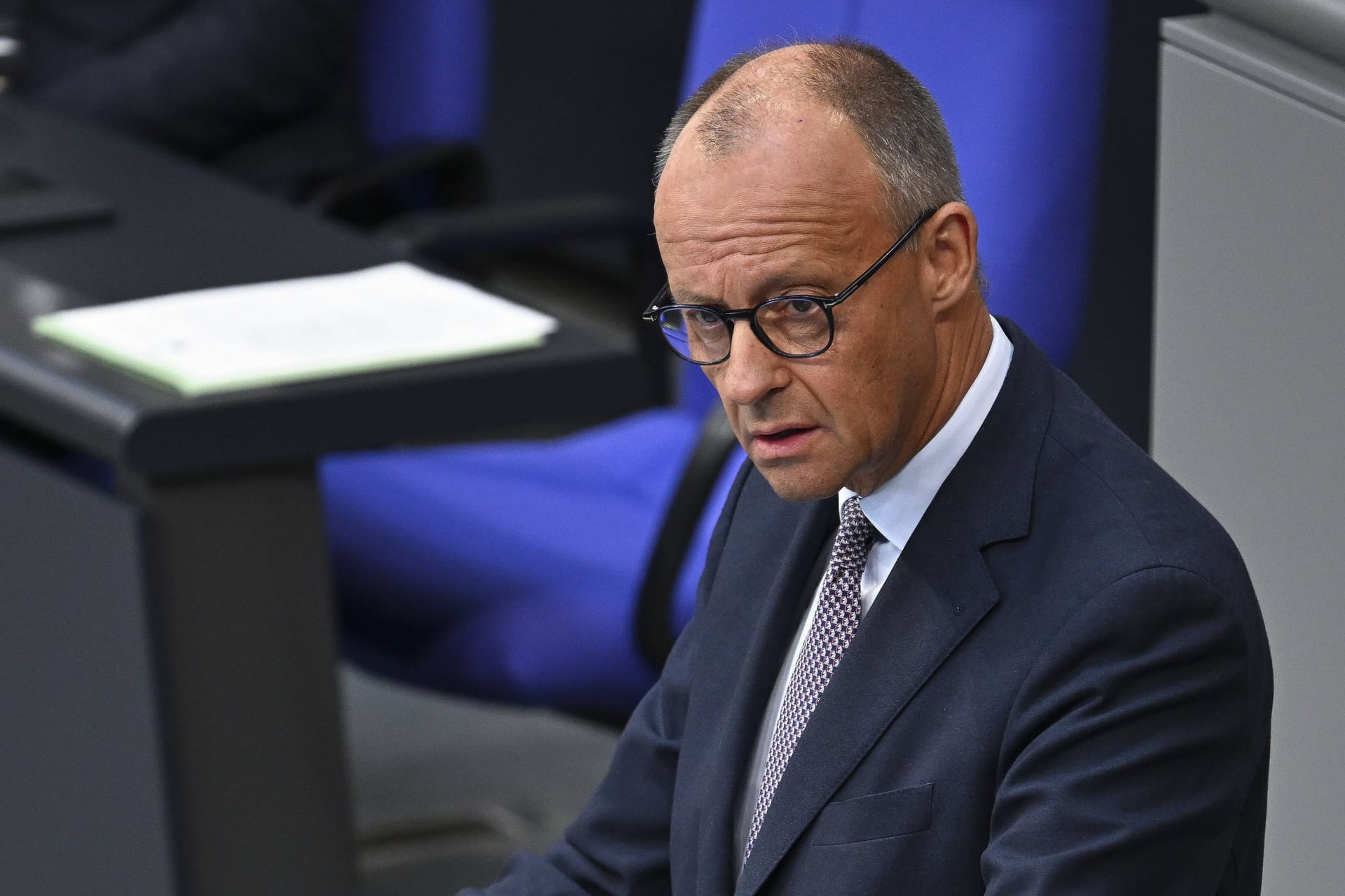 Bundeskanzler Friedrich Merz bei der Generaldebatte im Bundestag: Er zeigt, dass politische Diskussionen nicht unflätig sein müssen. Bundeskanzler Friedrich Merz bei der Generaldebatte im Bundestag: Er zeigt, dass politische Diskussionen nicht unflätig sein müssen.
