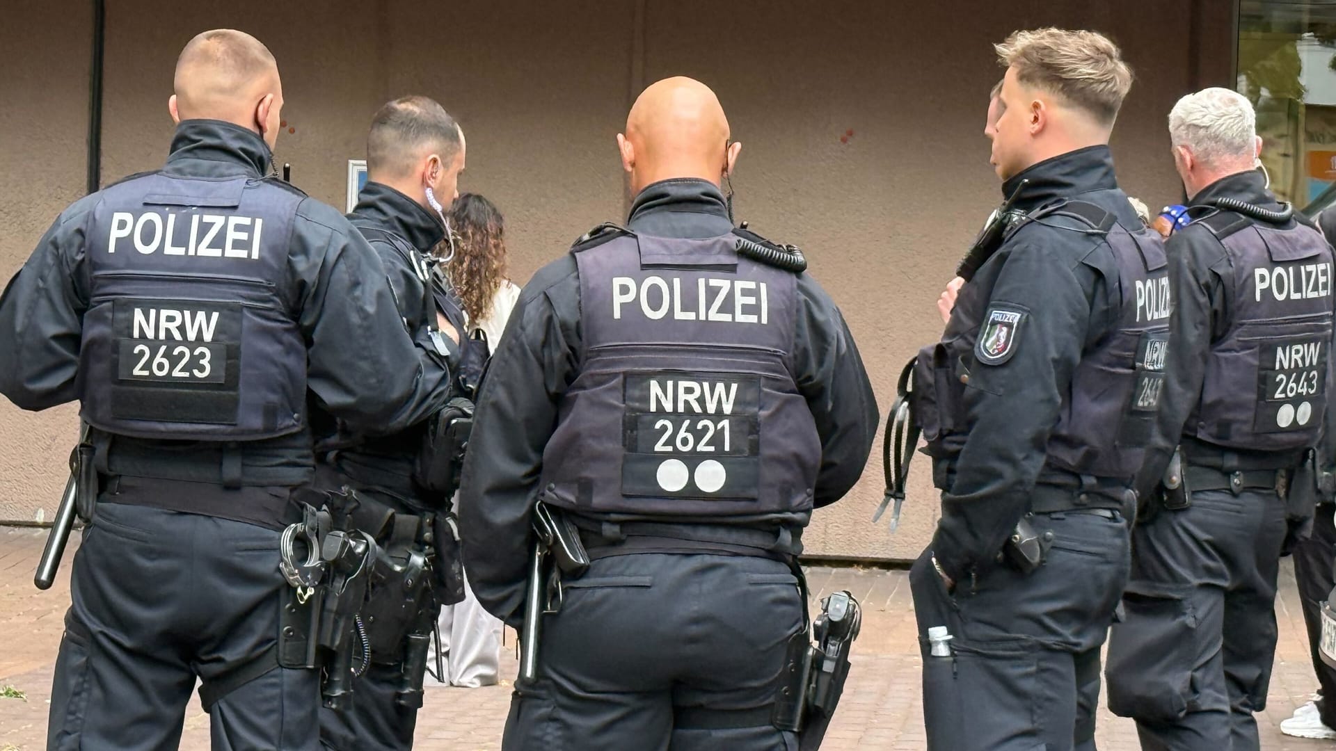 Polizei vor dem Landgericht: Das Justizzentrum wurde abgeriegelt. Polizei vor dem Landgericht: Das Justizzentrum wurde abgeriegelt.