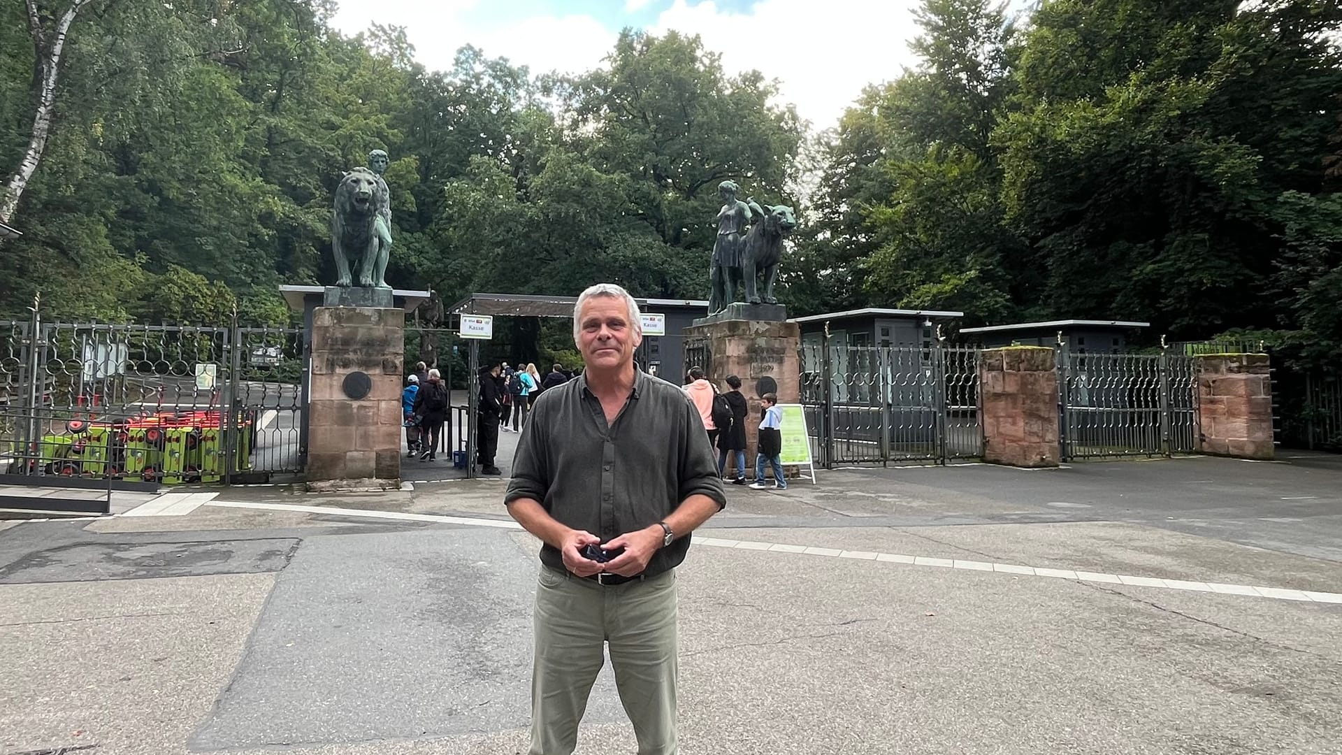 Dag Encke vor dem Eingang des Nürnberger Tiergartens: für manchen Tierschützer ein Feindbild. Dag Encke vor dem Eingang des Nürnberger Tiergartens: für manchen Tierschützer ein Feindbild.