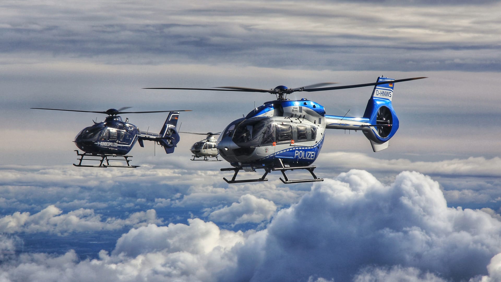 Polizeihubschrauber im Formationsflug: Ab dem 22. September trainieren angehende Pilotinnen und Piloten auch über Hamburg. Polizeihubschrauber im Formationsflug: Ab dem 22. September trainieren angehende Pilotinnen und Piloten auch über Hamburg.