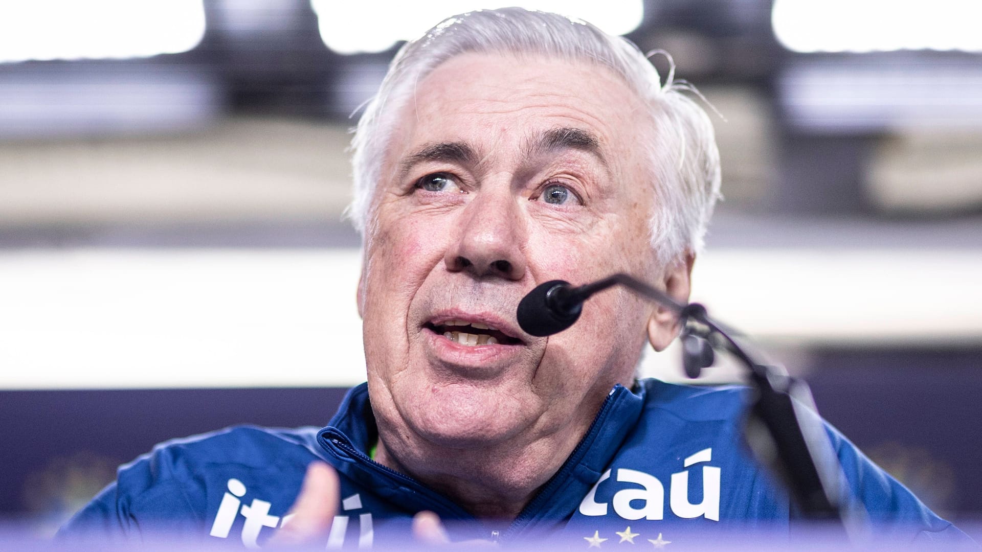 Carlo Ancelotti auf einer Pressekonferenz der brasilianischen Nationalmannschaft. Der Italiener betreut seit Juli 2025 die "Seleção". Carlo Ancelotti auf einer Pressekonferenz der brasilianischen Nationalmannschaft. Der Italiener betreut seit Juli 2025 die "Seleção".