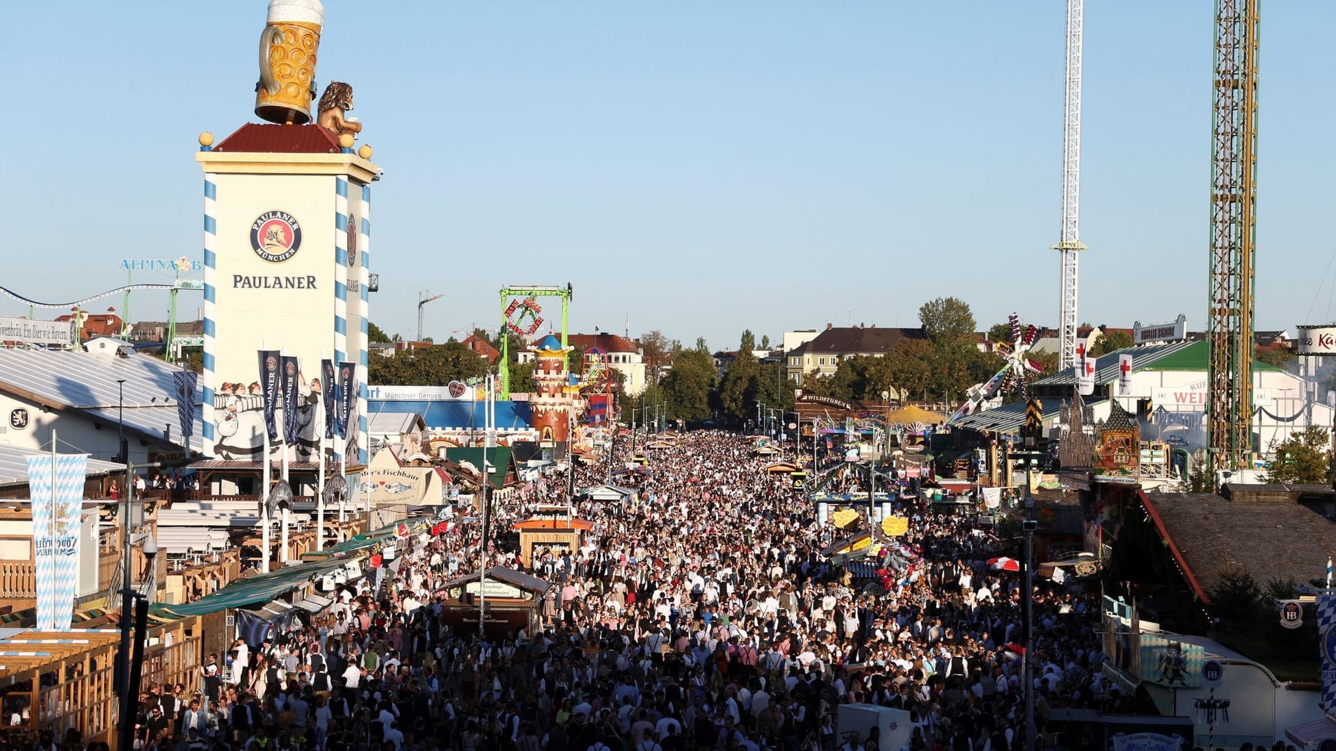 Menschen feiern auf der Theresienwiese in München das Oktoberfest: Drei Besucherinnen wurden mutmaßlich durch K.o.-Tropfen außer Gefecht gesetzt. Menschen feiern auf der Theresienwiese in München das Oktoberfest: Drei Besucherinnen wurden mutmaßlich durch K.o.-Tropfen außer Gefecht gesetzt.