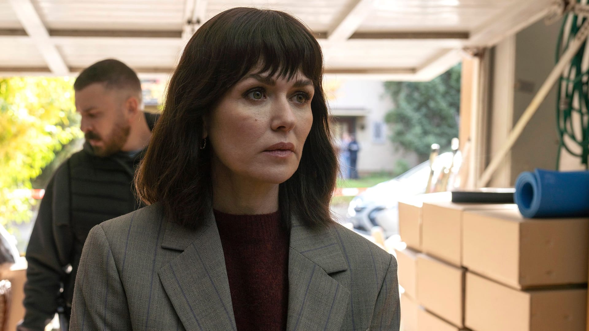 "Tatort: Dunkelheit": Maryam Azadi (Melika Foroutan) und Hamza Kulina (Edin Hasanović) untersuchen die Garage eines Verstorbenen.