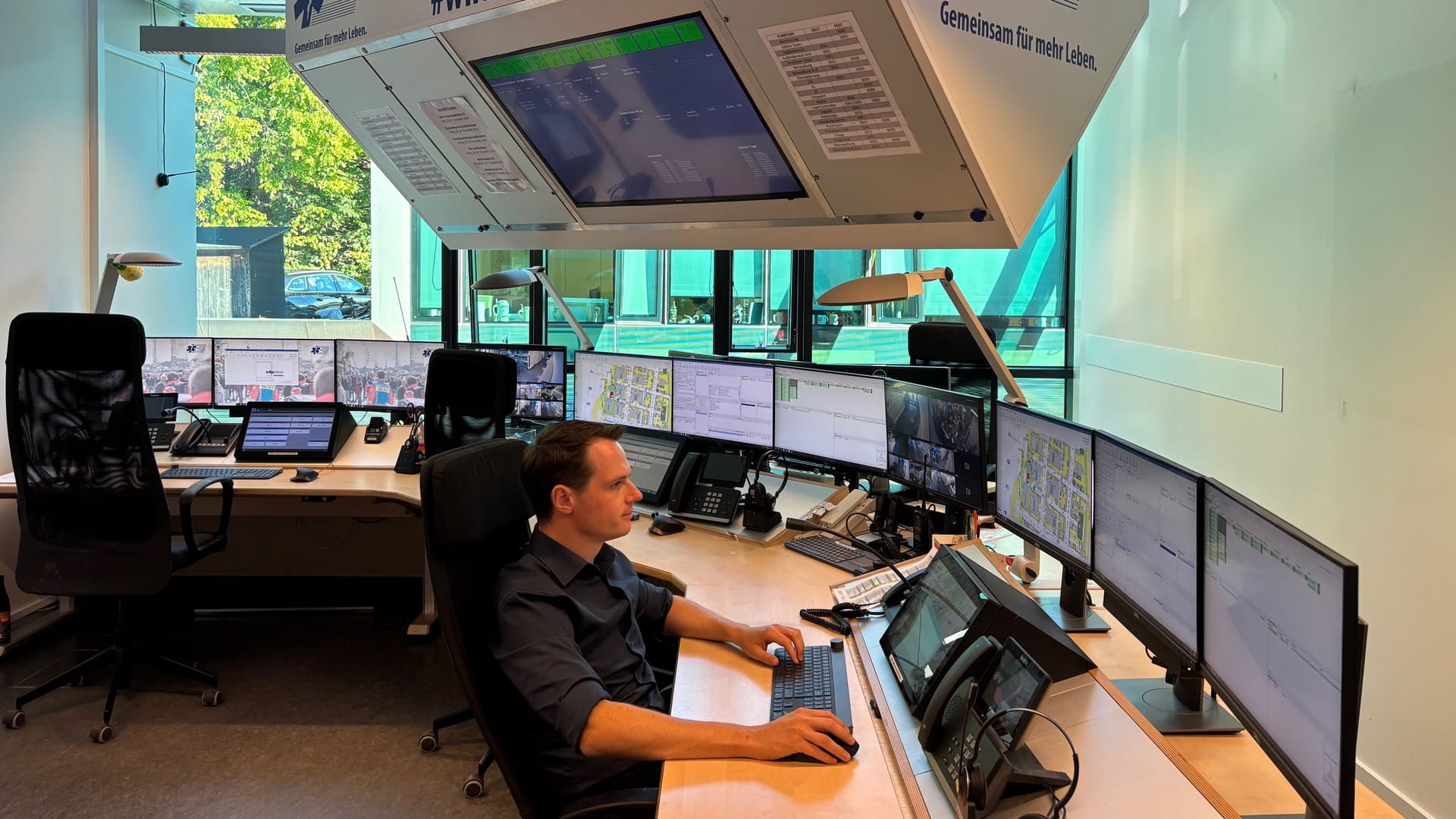 In der Wiesn-Einsatzzentrale behalten die Einsatzkräfte der Aicher Ambulanz alles im Blick.