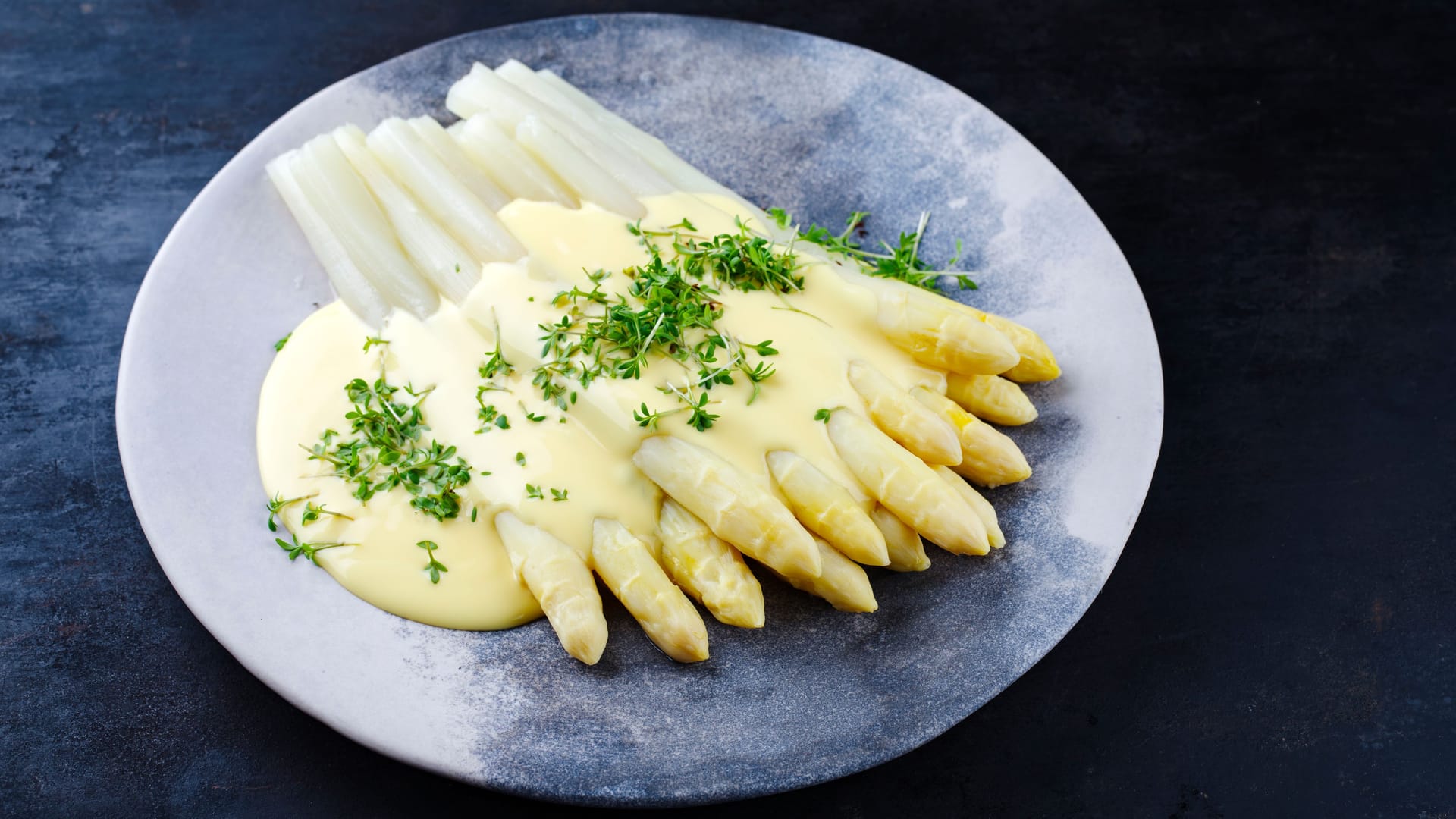 Weißer Spargel mit Sauce hollandaise: Die Soße schmeckt buttrig und cremig. Weißer Spargel mit Sauce hollandaise: Die Soße schmeckt buttrig und cremig.