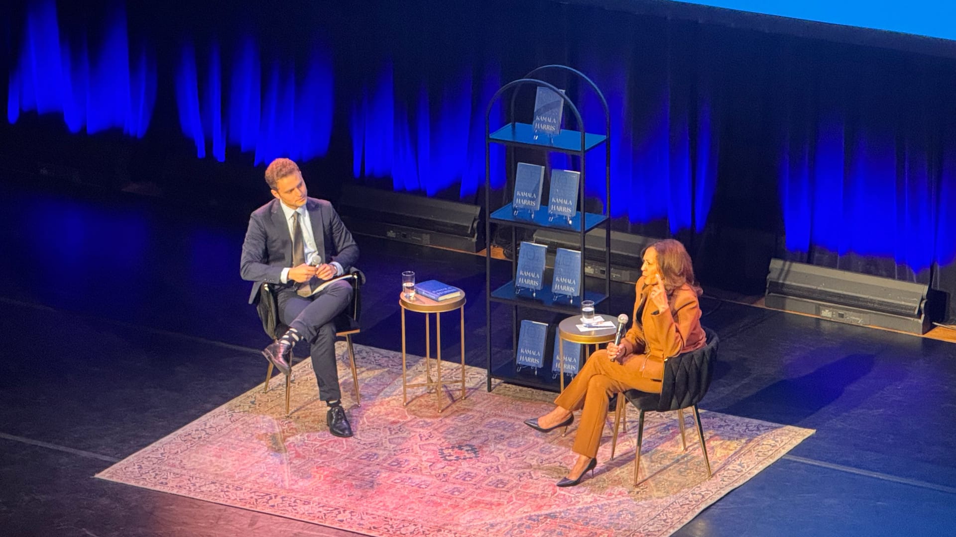 Kamala Harris' erster Auftritt bei ihrer startenden Buchtour in Manhattan.