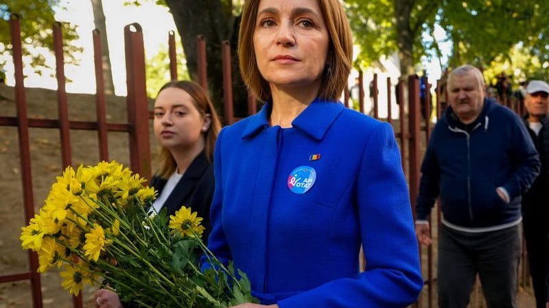 Moldaus Präsidentin Maia Sandu, nachdem sie bei der Parlamentswahl ihre Stimme abgegeben hat.