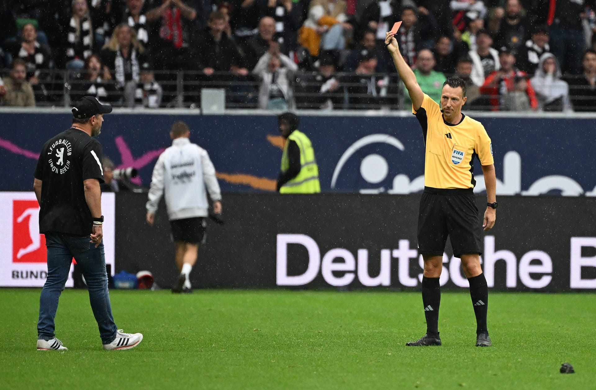 Schiedsrichter Sven Jablonski zeigt Steffen Baumgart die Rote Karte: Der Trainer hatte sich nach einem Gegentreffer zu sehr aufgeregt.