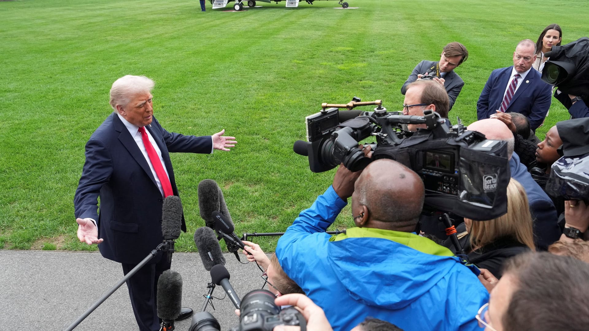 Der Moment, als Trump sich mit John Lyons (verdeckt) ein Wortgefecht lieferte. Der Moment, als Trump sich mit John Lyons (verdeckt) ein Wortgefecht lieferte.