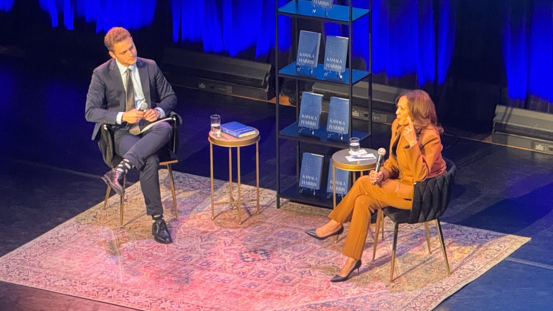 Lauter Protest: Kamala Harris (r.) auf der Bühne von The Town Hall. Lauter Protest: Kamala Harris (r.) auf der Bühne von The Town Hall.