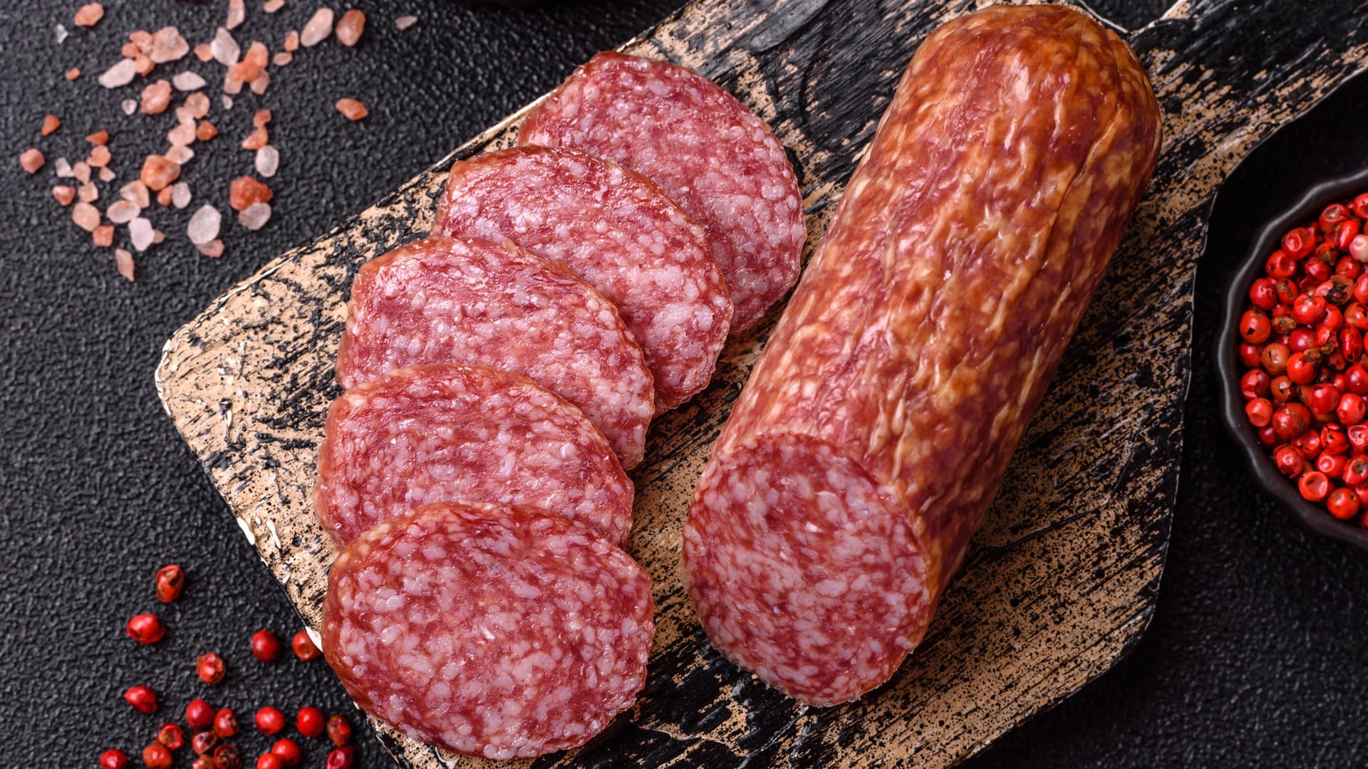 Wurst: Manchmal ist ein trüber Belag auf der Wurst sichtbar. Wurst: Manchmal ist ein trüber Belag auf der Wurst sichtbar.