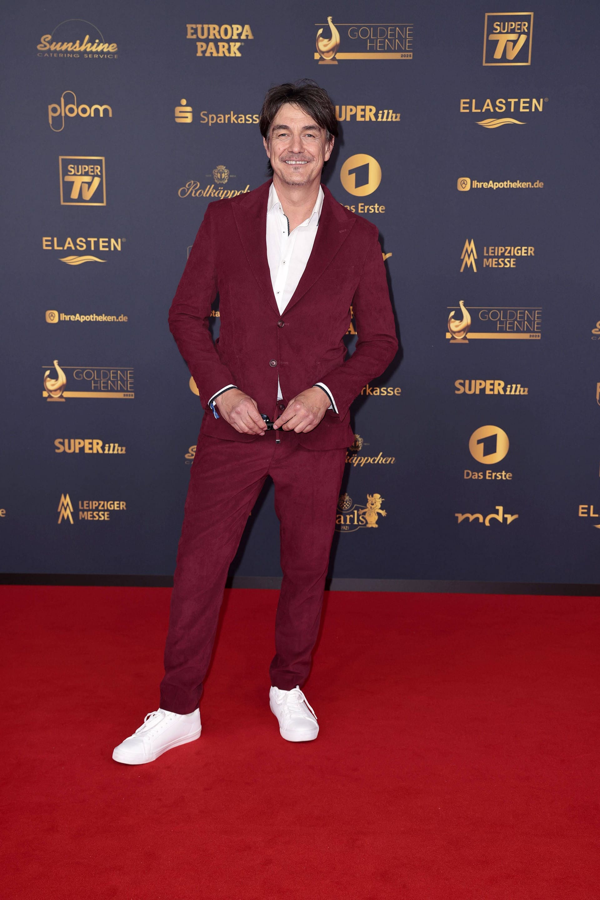 Matze Knop: Der Komiker trug einen weinroten Anzug. Matze Knop: Der Komiker trug einen weinroten Anzug.