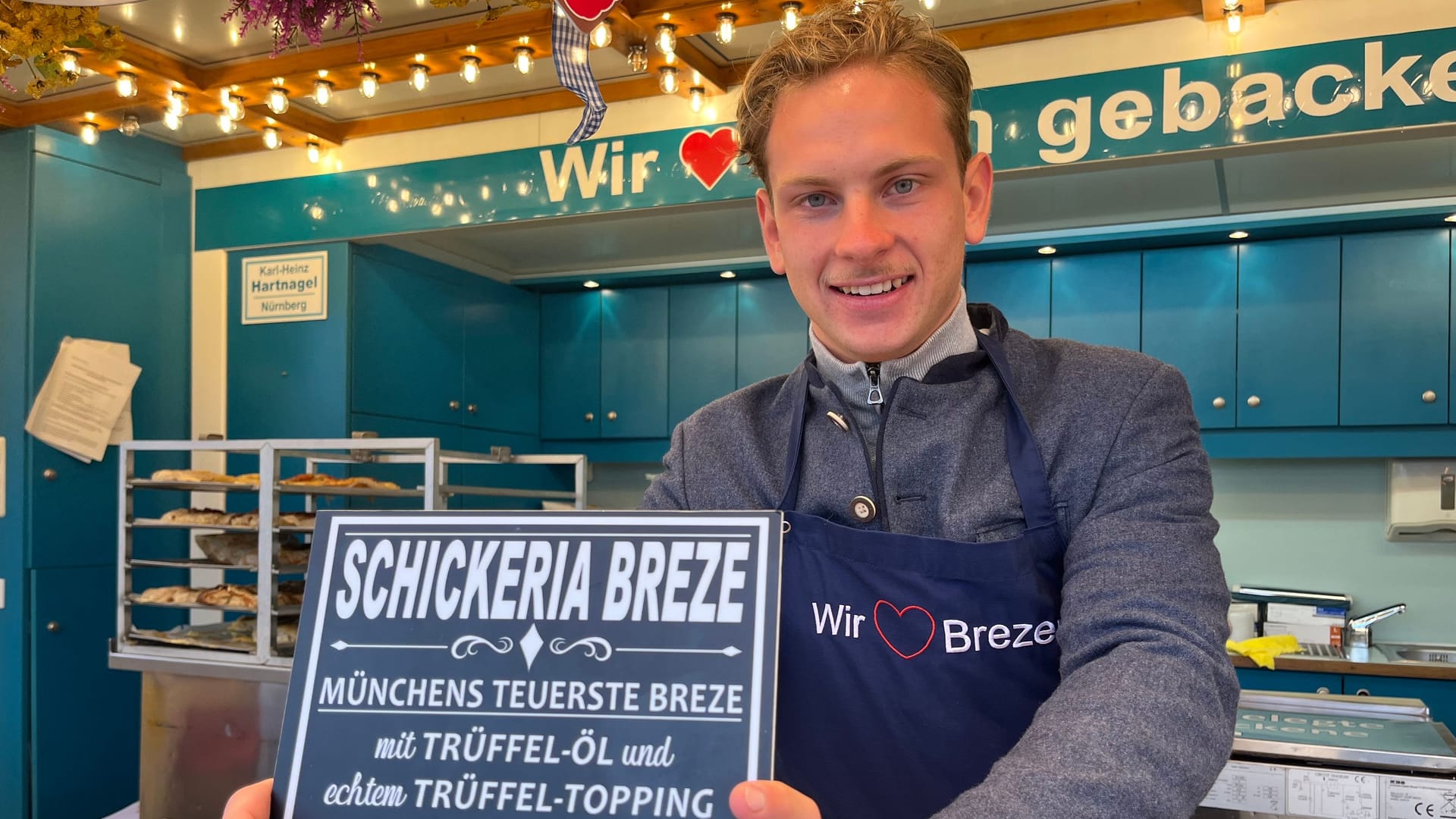 Schausteller Karl Hartnagel auf dem Oktoberfest: Er bietet eine "Schickeria Breze" mit besonderen Zutaten an. Schausteller Karl Hartnagel auf dem Oktoberfest: Er bietet eine "Schickeria Breze" mit besonderen Zutaten an.