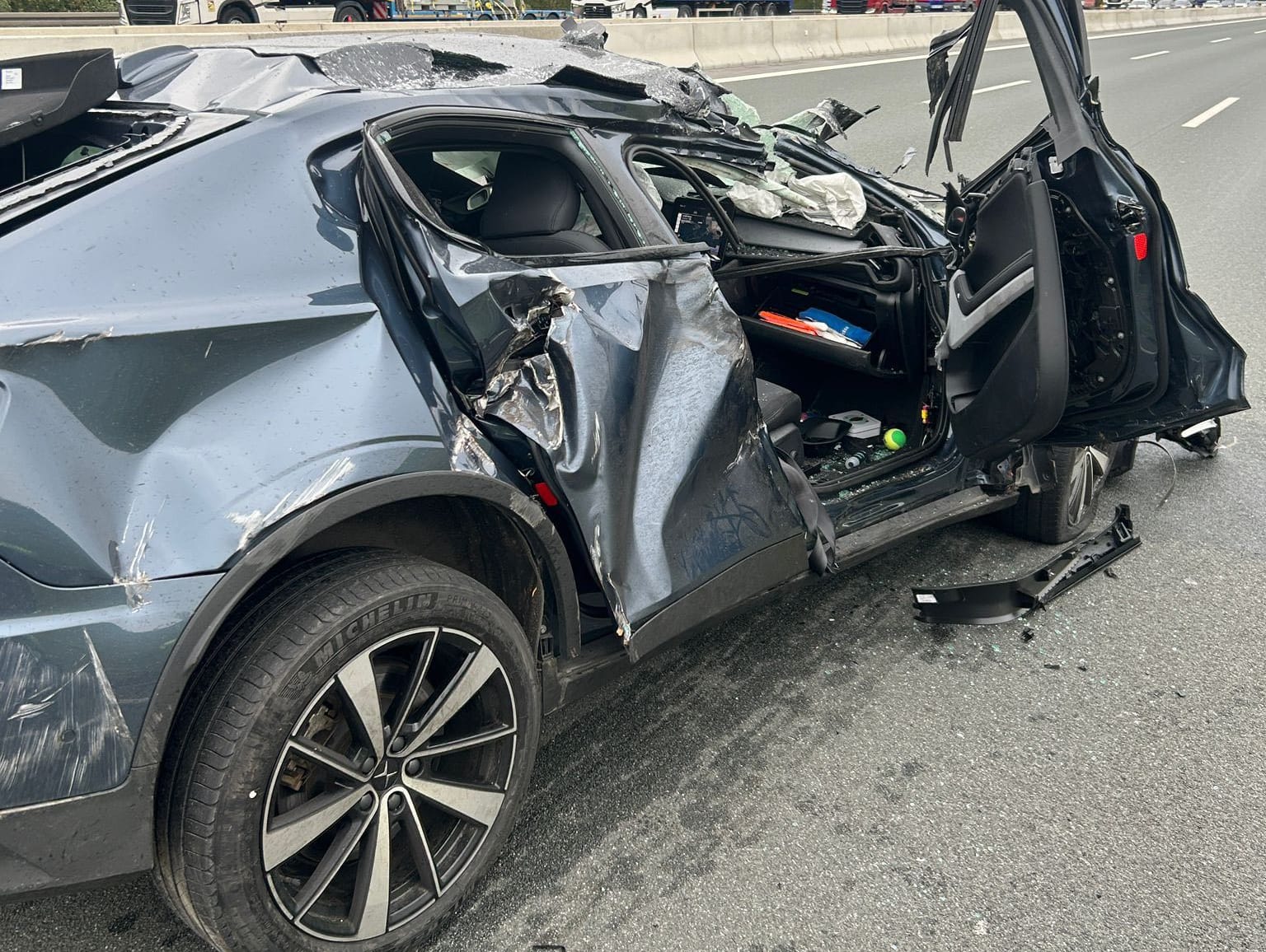 Der demolierte Polestar: Auch aus diesem Auto kamen Fahrer und Beifahrer mit nur leichten Blessuren heraus.