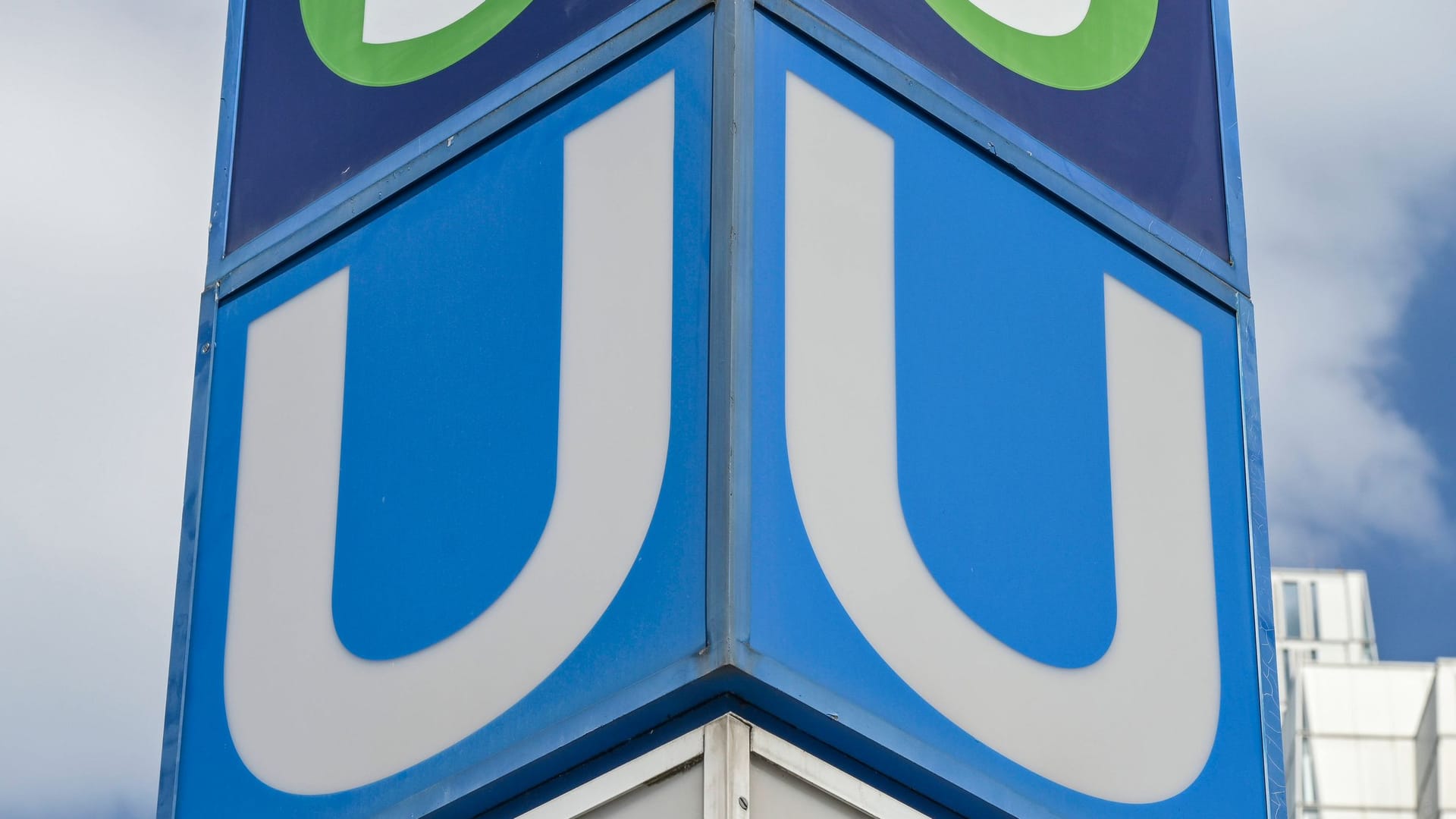 Logo der U-Bahn in Frankfurt am Main (Symbolbild): Der Ausbau der U5 bis ins Europaviertel verzögert sich auf Jahre.