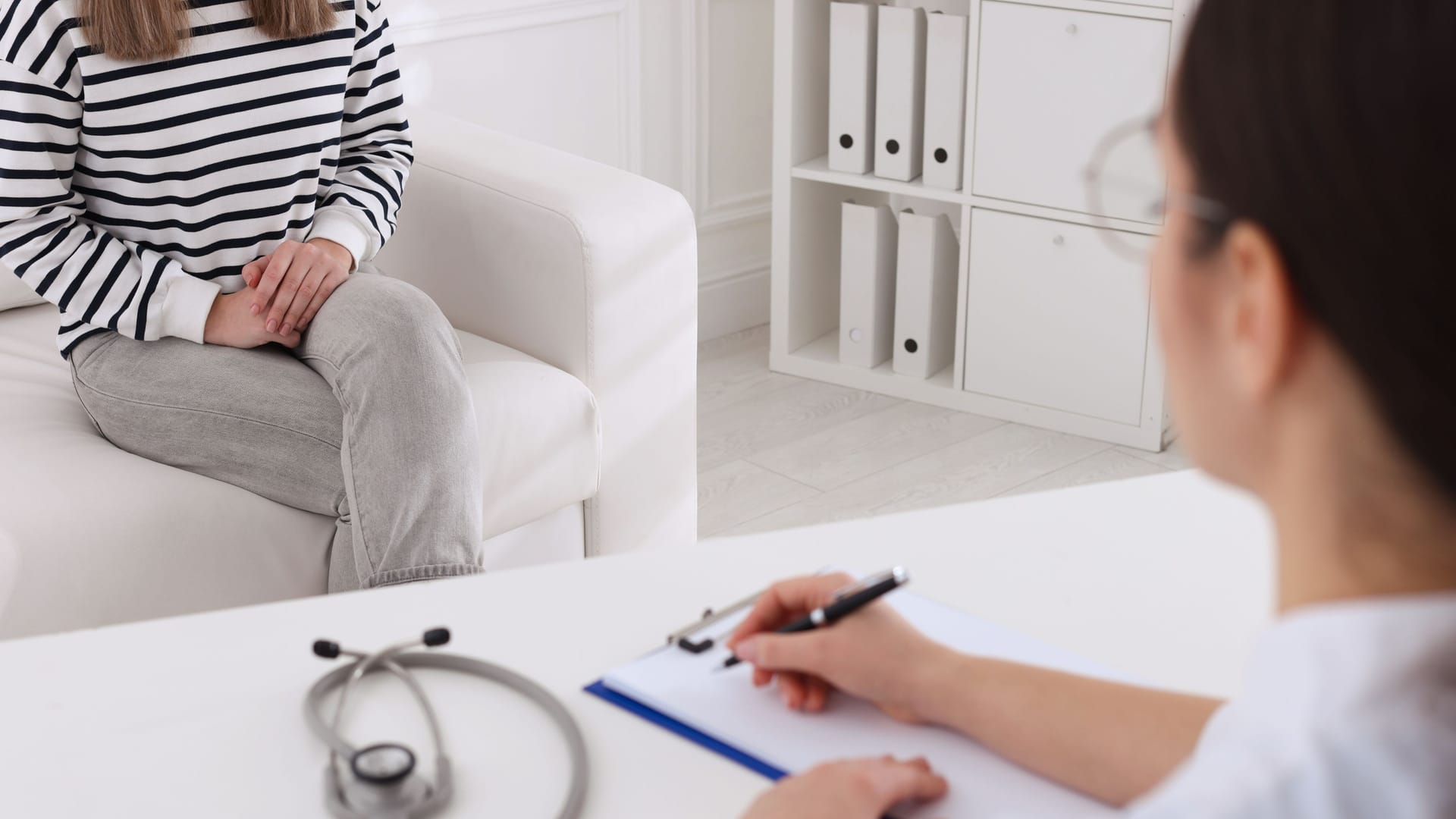 Eine junge Frau sitzt bei einer Ärztin (Symbolbild): Der Anstieg der Infektionen mit Syphilis hat in Berlin einen neuen Höchststand erreicht. Eine junge Frau sitzt bei einer Ärztin (Symbolbild): Der Anstieg der Infektionen mit Syphilis hat in Berlin einen neuen Höchststand erreicht.