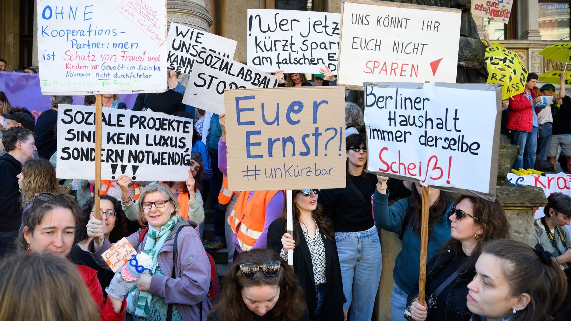 Protest vor dem Berliner Abgeordnetenhaus (Archivbild): Tausende Menschen demonstrieren gegen Haushaltskürzungen. Protest vor dem Berliner Abgeordnetenhaus (Archivbild): Tausende Menschen demonstrieren gegen Haushaltskürzungen.