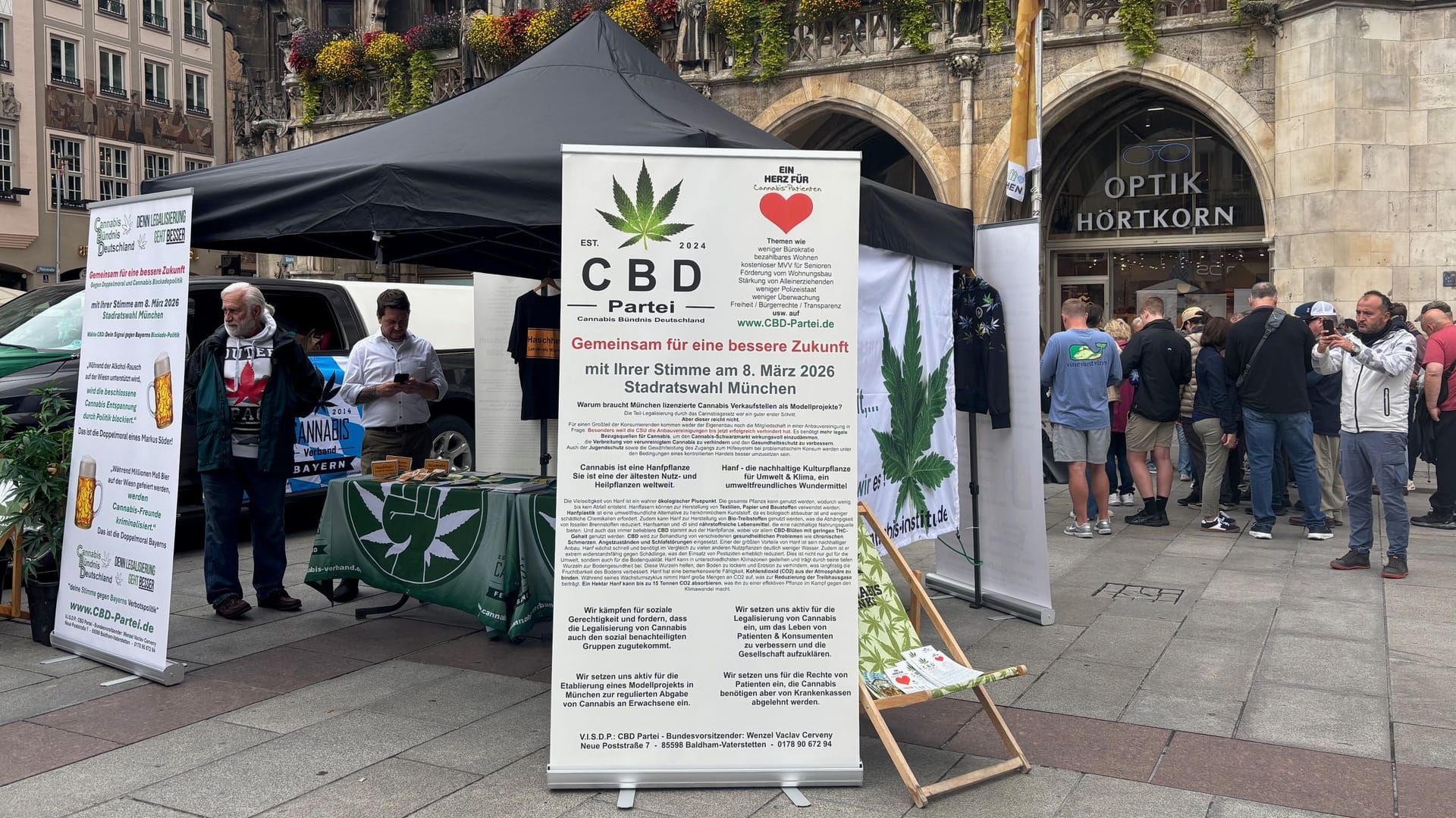 Marienplatz: Mit seinem Stand wirbt Wenzel Cerveny um Mitglieder in seinem CBD-Bündnis. Marienplatz: Mit seinem Stand wirbt Wenzel Cerveny um Mitglieder in seinem CBD-Bündnis.